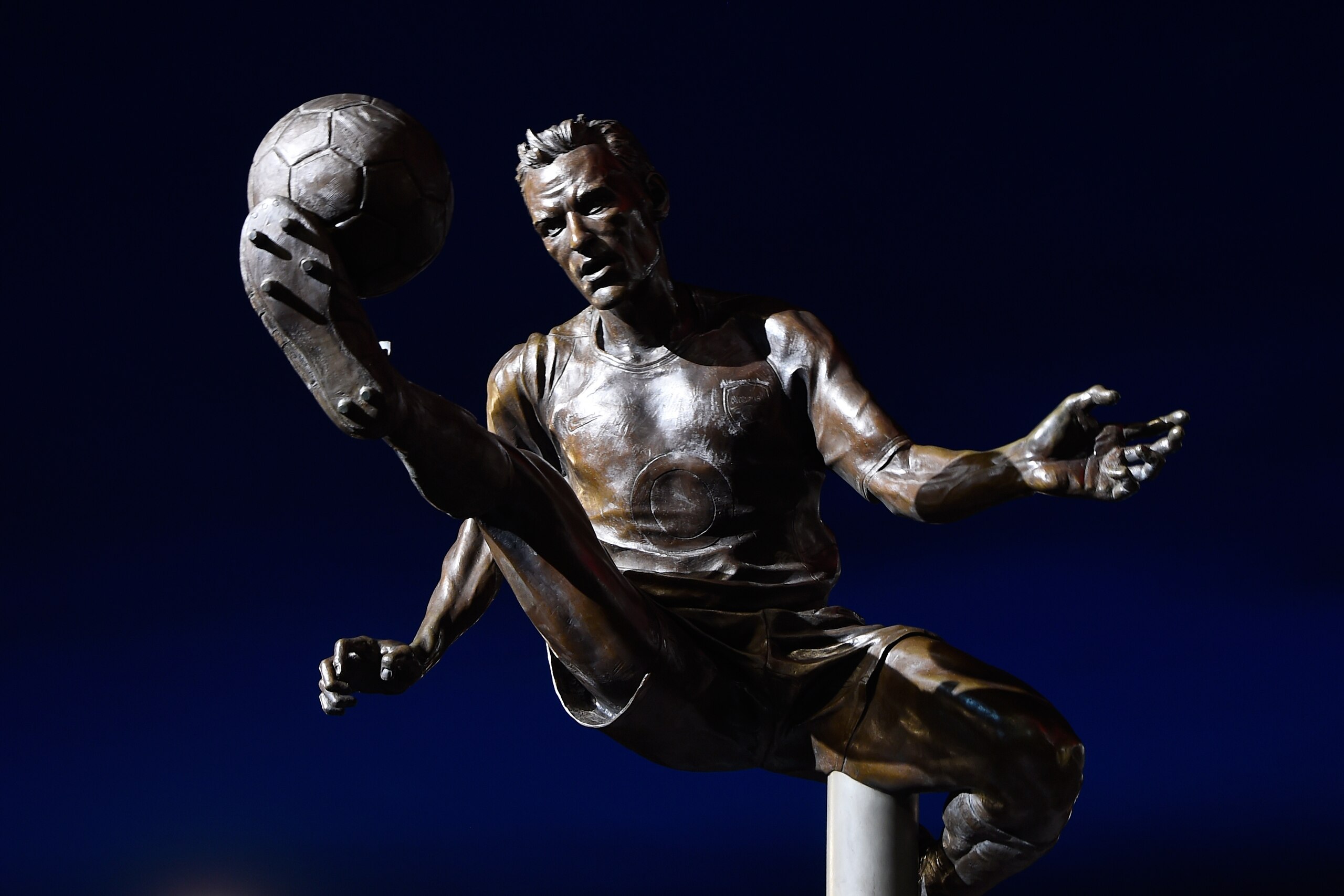 LONDON, ENGLAND - MARCH 02: The statue of former Arsenal player Dennis Bergkamp is seen prior to the Barclays Premier League match between Arsenal and Swansea City at the Emirates Stadium on March 2, 2016 in London, England.  (Photo by Mike Hewitt/Getty I
