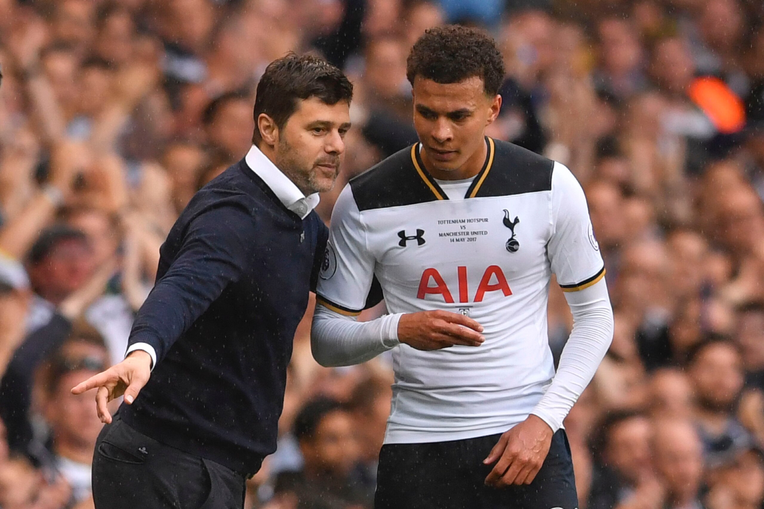 Tottenham Hotspur's Argentinian head coach Mauricio Pochettino (L) gives instructions to Tottenham Hotspur's English midfielder Dele Alli (R) on the touchline during the English Premier League football match between Tottenham Hotspur and Manchester United