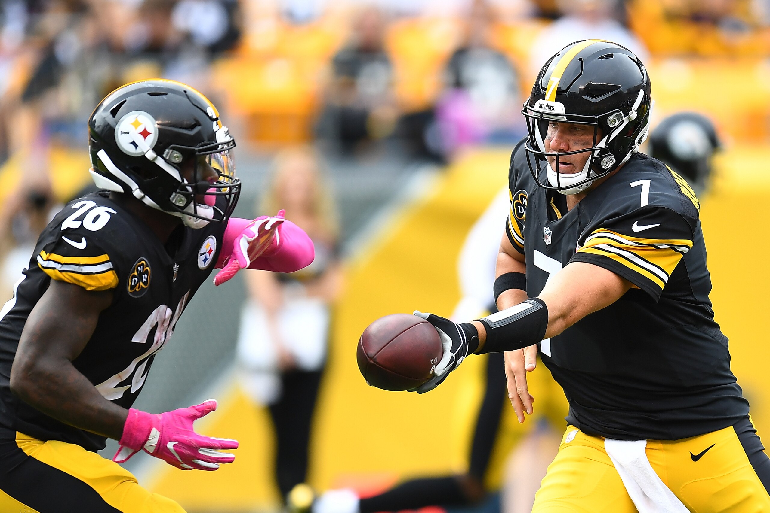 PITTSBURGH, PA - OCTOBER 08:  Ben Roethlisberger #7 hands the ball of to Le'Veon Bell #26 of the Pittsburgh Steelers during the game against the Jacksonville Jaguars at Heinz Field on October 8, 2017 in Pittsburgh, Pennsylvania. (Photo by Joe Sargent/Gett