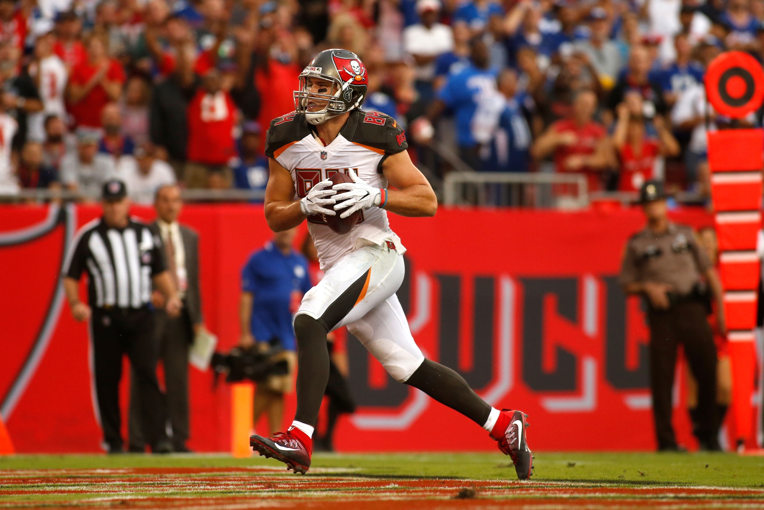 TAMPA, FL - OCTOBER 1:  Tight end Cameron Brate #84 of the Tampa Bay Buccaneers hauls in a 14-yard touchdown pass from quarterback Jameis Winston during the fourth quarter of an NFL football game against the New York Giants on October 1, 2017 at Raymond J