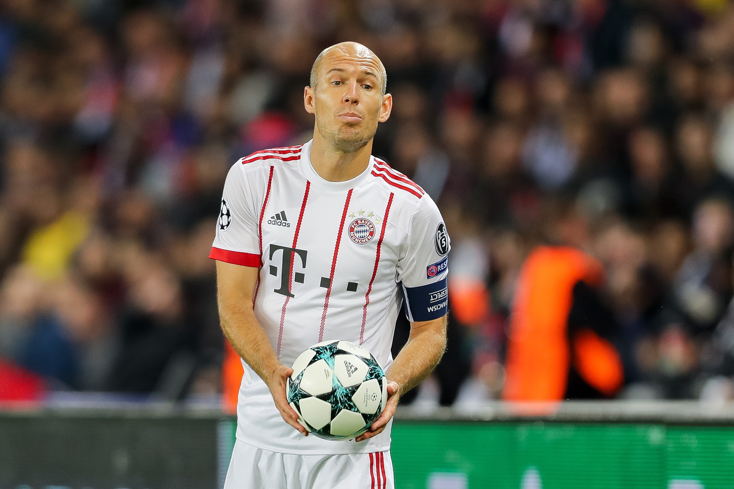 PARIS, FRANCE - SEPTEMBER 27: Arjen Robben of Bayern Muenchen controls the ball during the UEFA Champions League group B match between Paris Saint-Germain of Paris Saint-Germain and Bayern Muenchen (Bayern Munich) at Parc des Princes on September 27, 2017