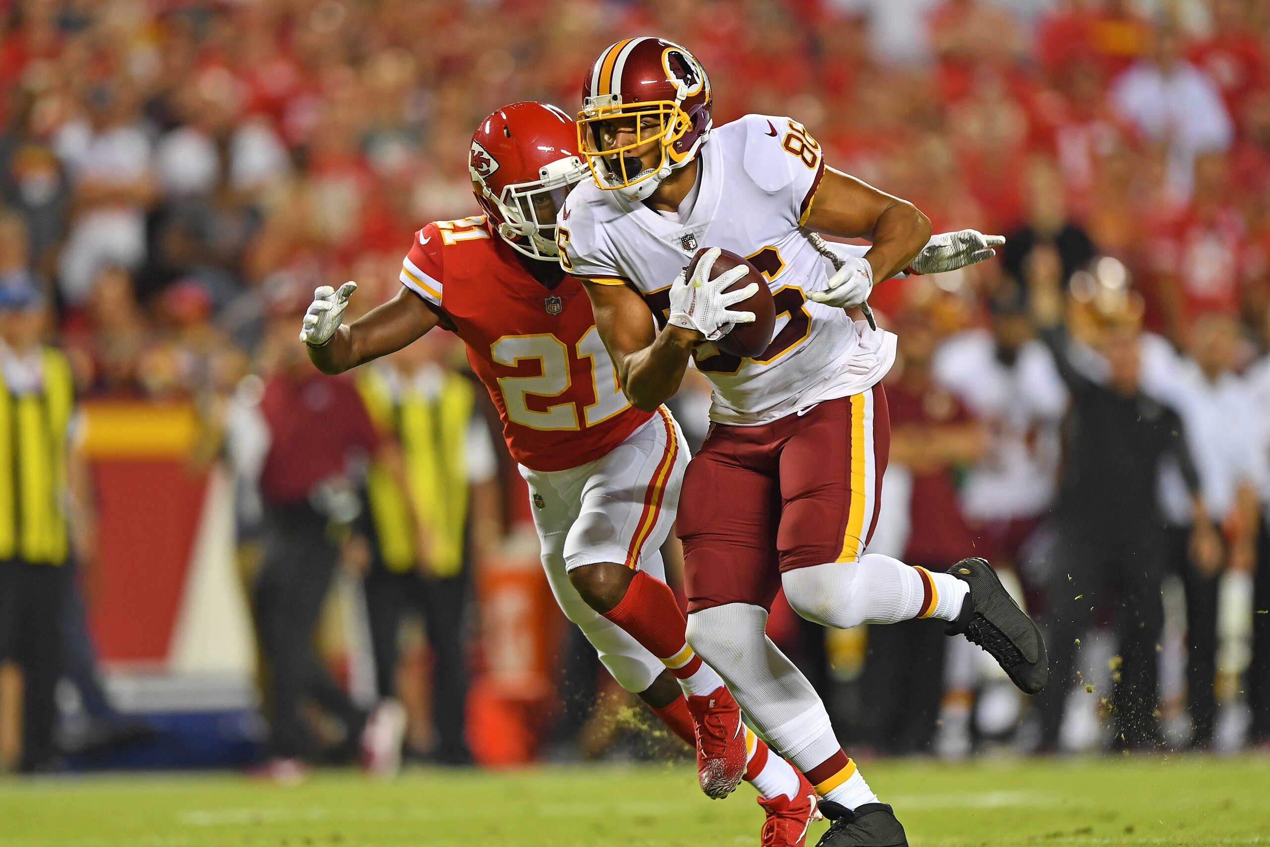 KANSAS CITY, MO - OCTOBER 02:  Tight end Jordan Reed #86 of the Washington Redskins runs down field against defensive back Eric Murray #21 of the Kansas City Chiefs during the first half on October 2, 2017 at Arrowhead Stadium in Kansas City, Missouri.  (