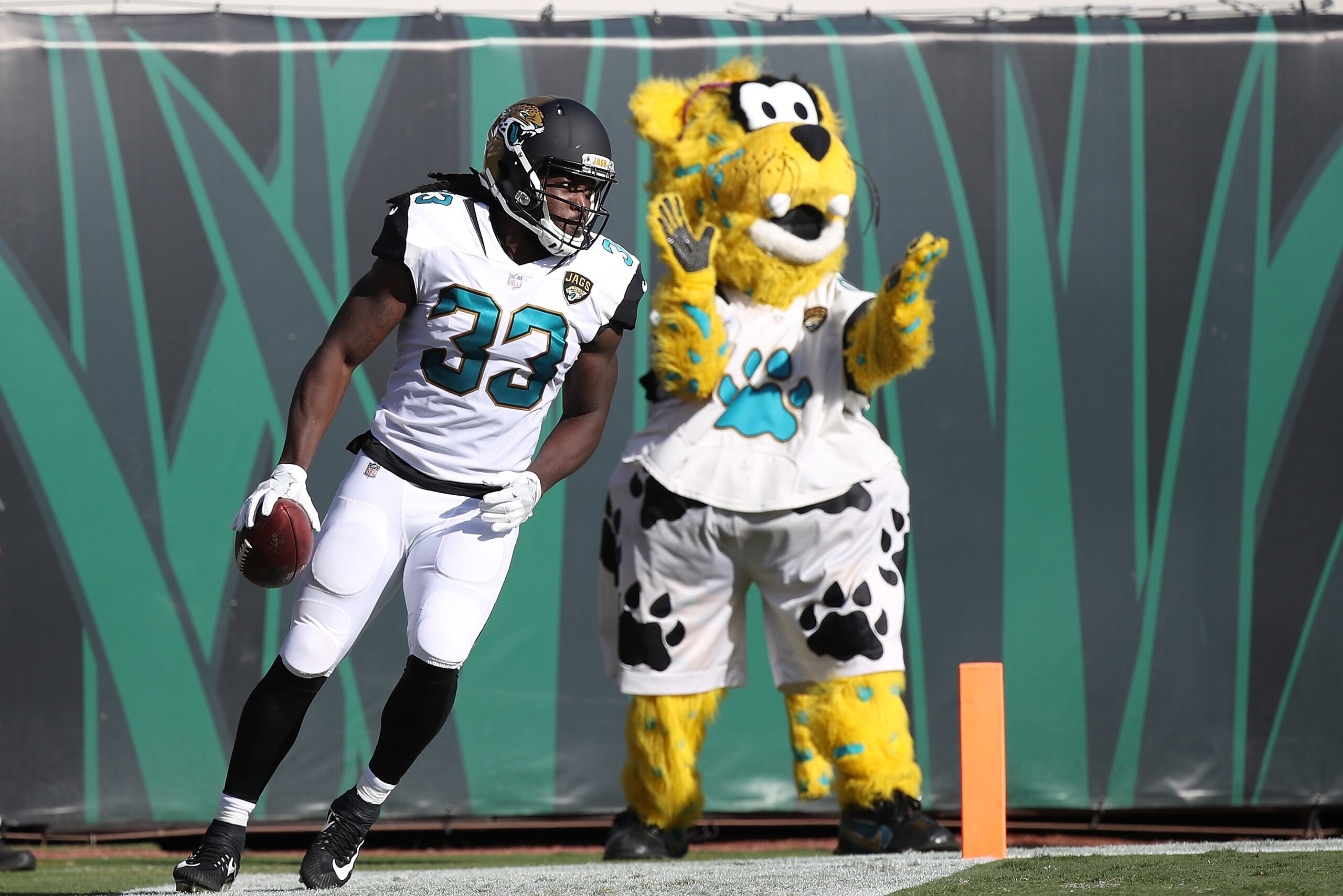 JACKSONVILLE, FL - OCTOBER 15: Chris Ivory #33 of the Jacksonville Jaguars celebrates after a 22-yard touchdown in the first half of their game against the Los Angeles Rams at EverBank Field on October 15, 2017 in Jacksonville, Florida. (Photo by Logan JACKSONVILLE, FL - OCTOBER 15: Chris Ivory #33 of the Jacksonville Jaguars celebrates after a 22-yard touchdown in the first half of their game against the Los Angeles Rams at EverBank Field on October 15, 2017 in Jacksonville, Florida. (Photo by Logan