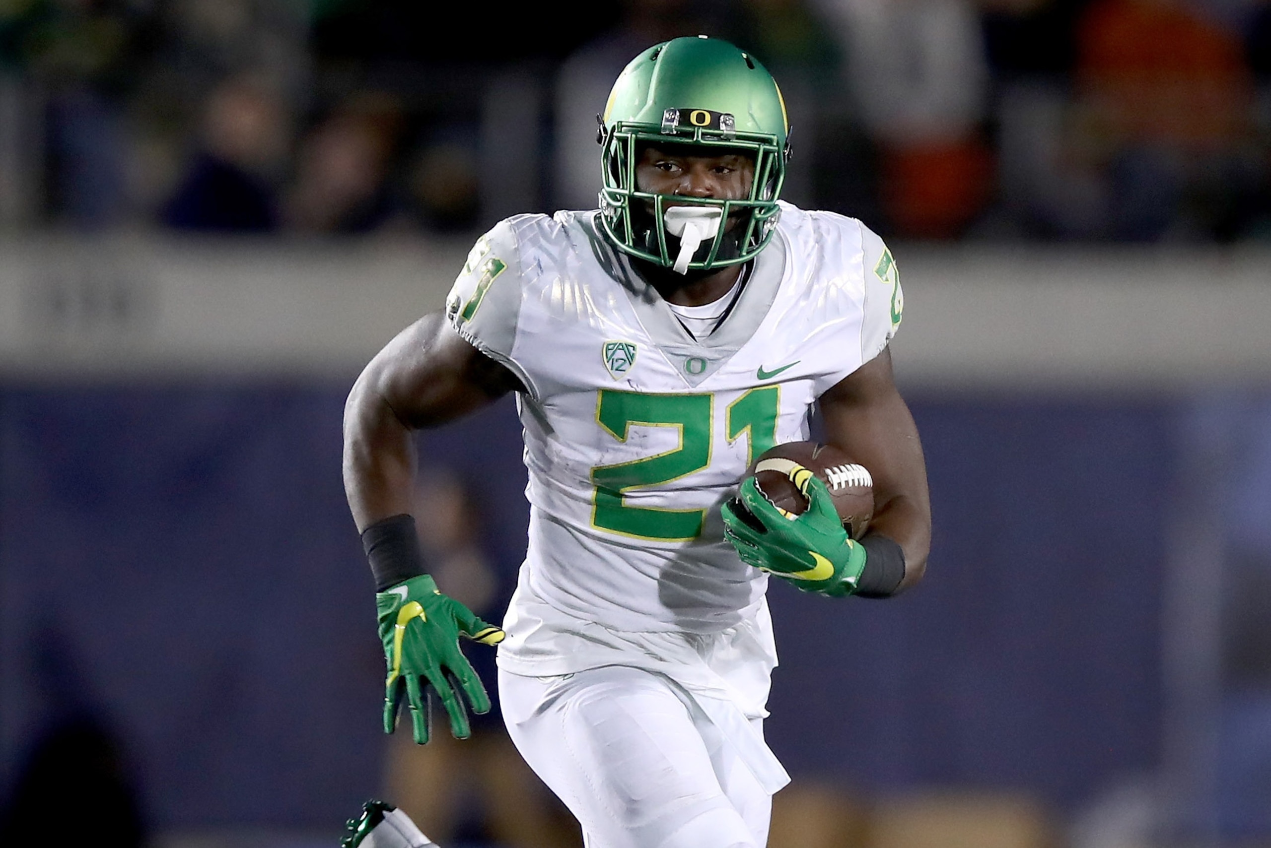 BERKELEY, CA - OCTOBER 21:  Royce Freeman #21 of the Oregon Ducks in action against the California Golden Bears at California Memorial Stadium on October 21, 2016 in Berkeley, California.  (Photo by Ezra Shaw/Getty Images)