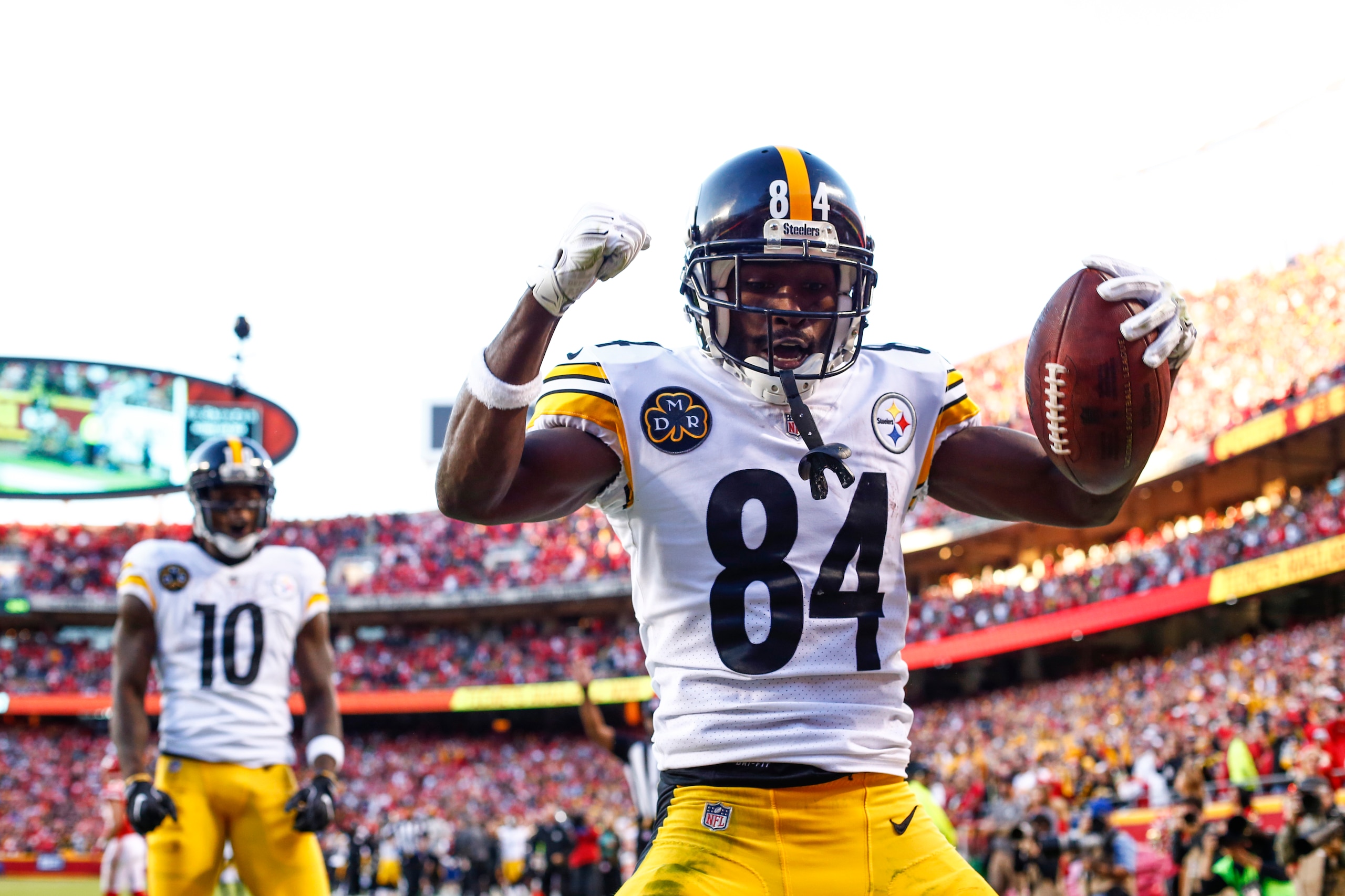 KANSAS CITY, MO - OCTOBER 15: Wide receiver Antonio Brown #84 of the Pittsburgh Steelers celebrates in the end zone after a fourth quarter touchdown against the Kansas City Chiefs at Arrowhead Stadium on October 15, 2017 in Kansas City, Missouri. ( Photo 
