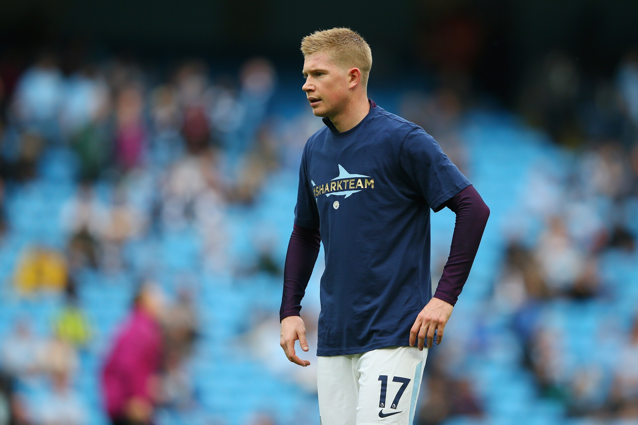 MANCHESTER, ENGLAND - OCTOBER 14: Kevin De Bruyne o Manchester City warms up prior to the Premier League match between Manchester City and Stoke City at Etihad Stadium on October 14, 2017 in Manchester, England.  (Photo by Alex Livesey/Getty Images)