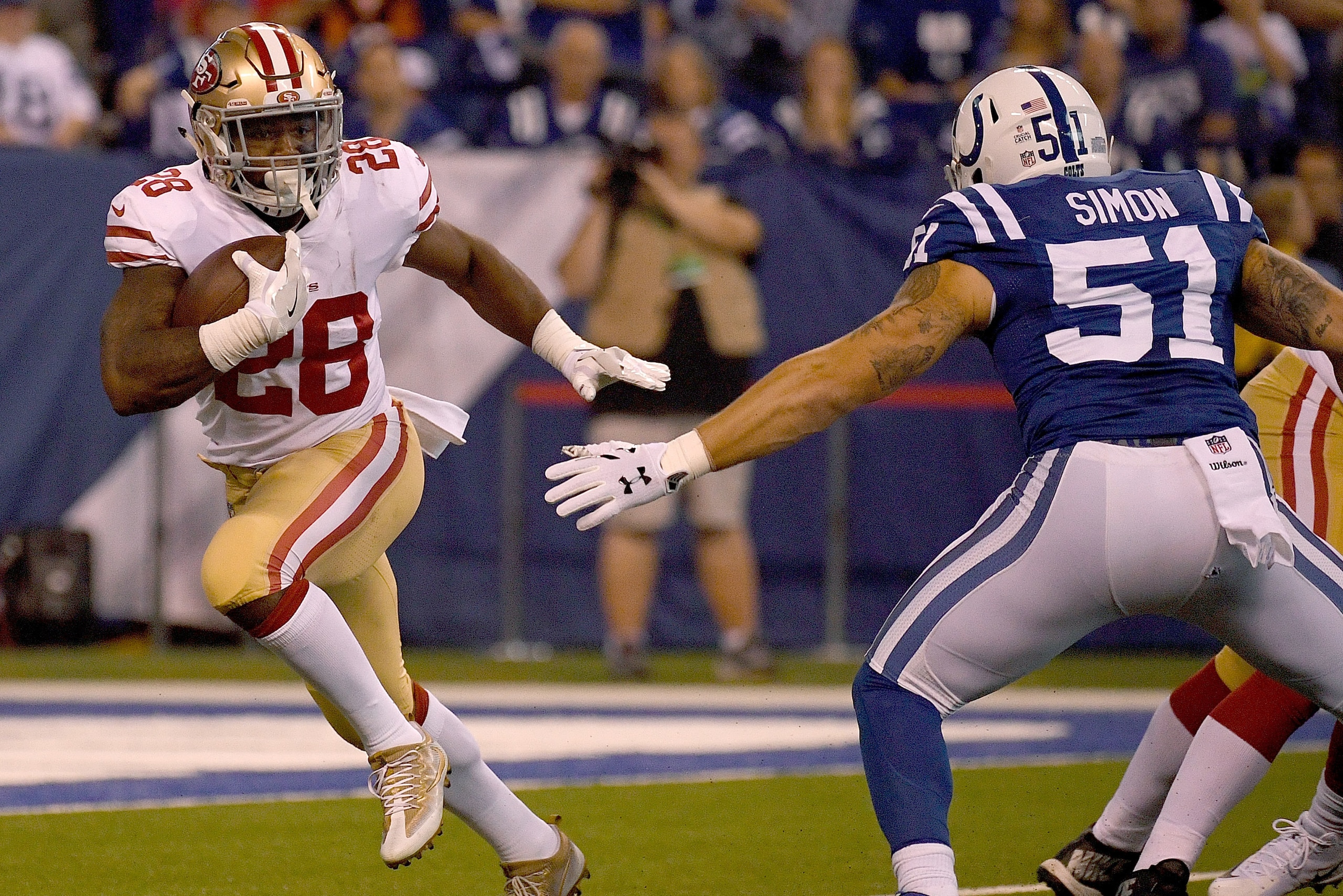 INDIANAPOLIS, IN - OCTOBER 08: Carlos Hyde #28 of the San Francisco 49ers runs past John Simon #51 of the Indianapolis Colts during the first quarter of the game at Lucas Oil Stadium on October 8, 2017 in Indianapolis, Indiana.  (Photo by Bobby Ellis/Gett