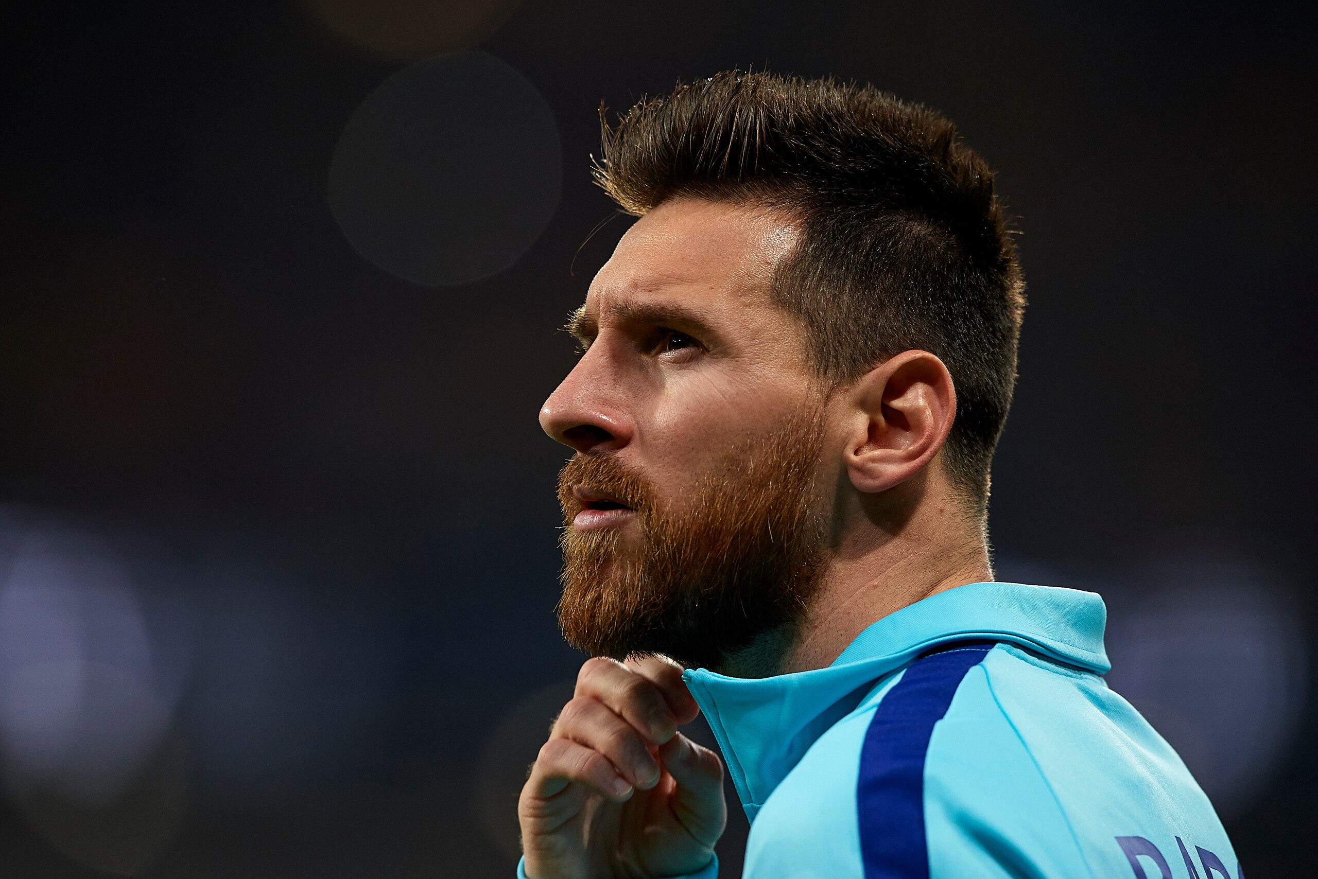 MADRID, SPAIN - OCTOBER 14:  Lionel Messi of Barcelona looks on prior to the La Liga match between Atletico Madrid and Barcelona at Estadio Wanda Metropolitano on October 14, 2017 in Madrid, Spain.  (Photo by fotopress/Getty Images)