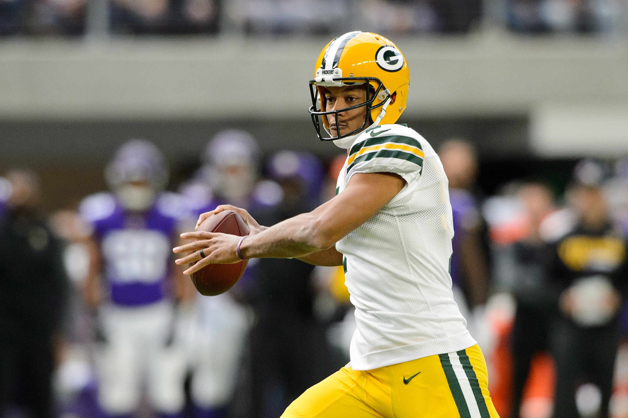 MINNEAPOLIS, MN - OCTOBER 15: Brett Hundley #7 of the Green Bay Packers passes the ball against the Minnesota Vikings during the game on October 15, 2017 at US Bank Stadium in Minneapolis, Minnesota. (Photo by Hannah Foslien/Getty Images)