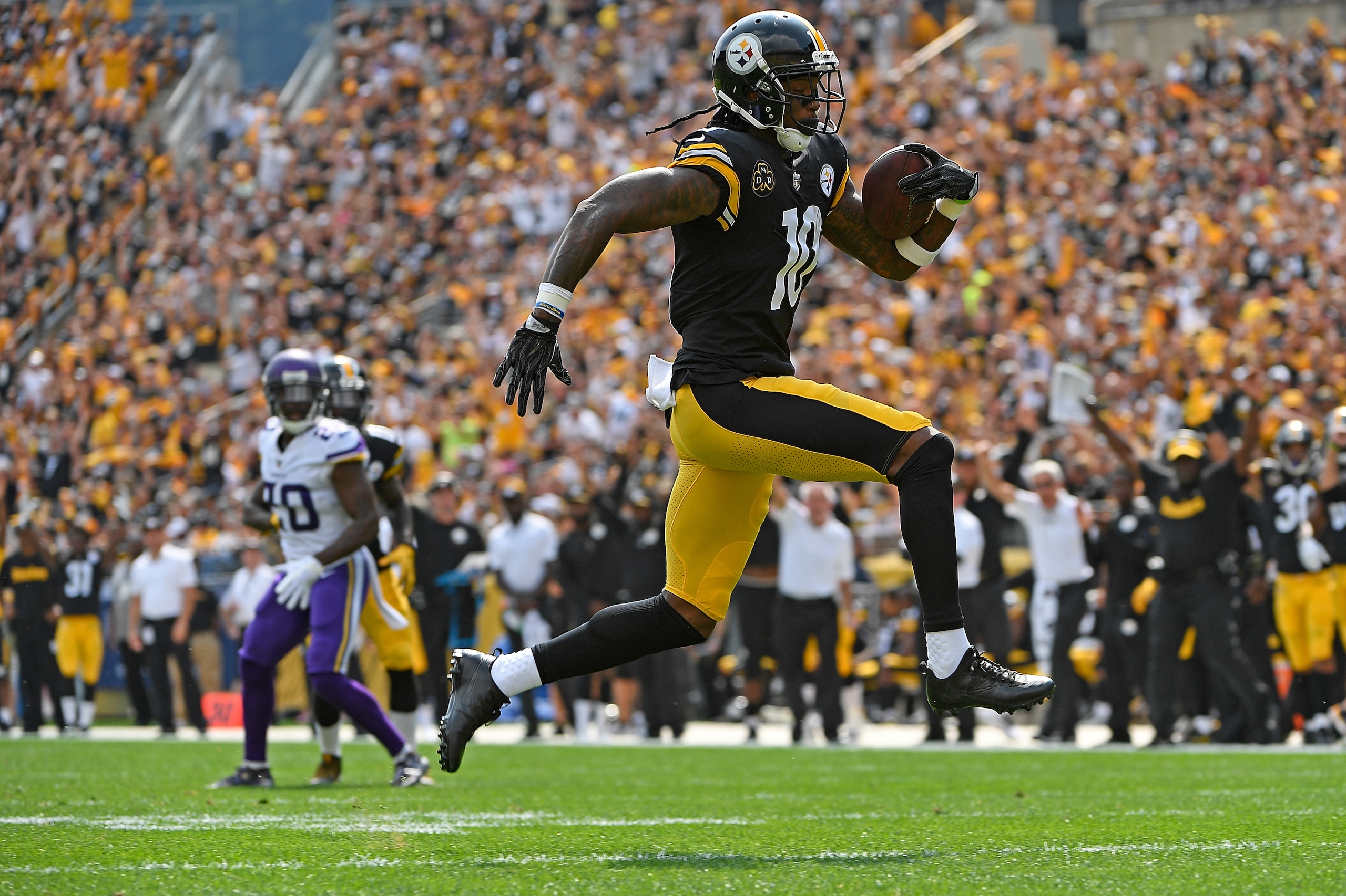 PITTSBURGH, PA - SEPTEMBER 17:  Martavis Bryant #10 of the Pittsburgh Steelers runs into the end zone for a 27-yard touchdown reception in the first quarter during the game against the Minnesota Vikings at Heinz Field on September 17, 2017 in Pittsburgh, 