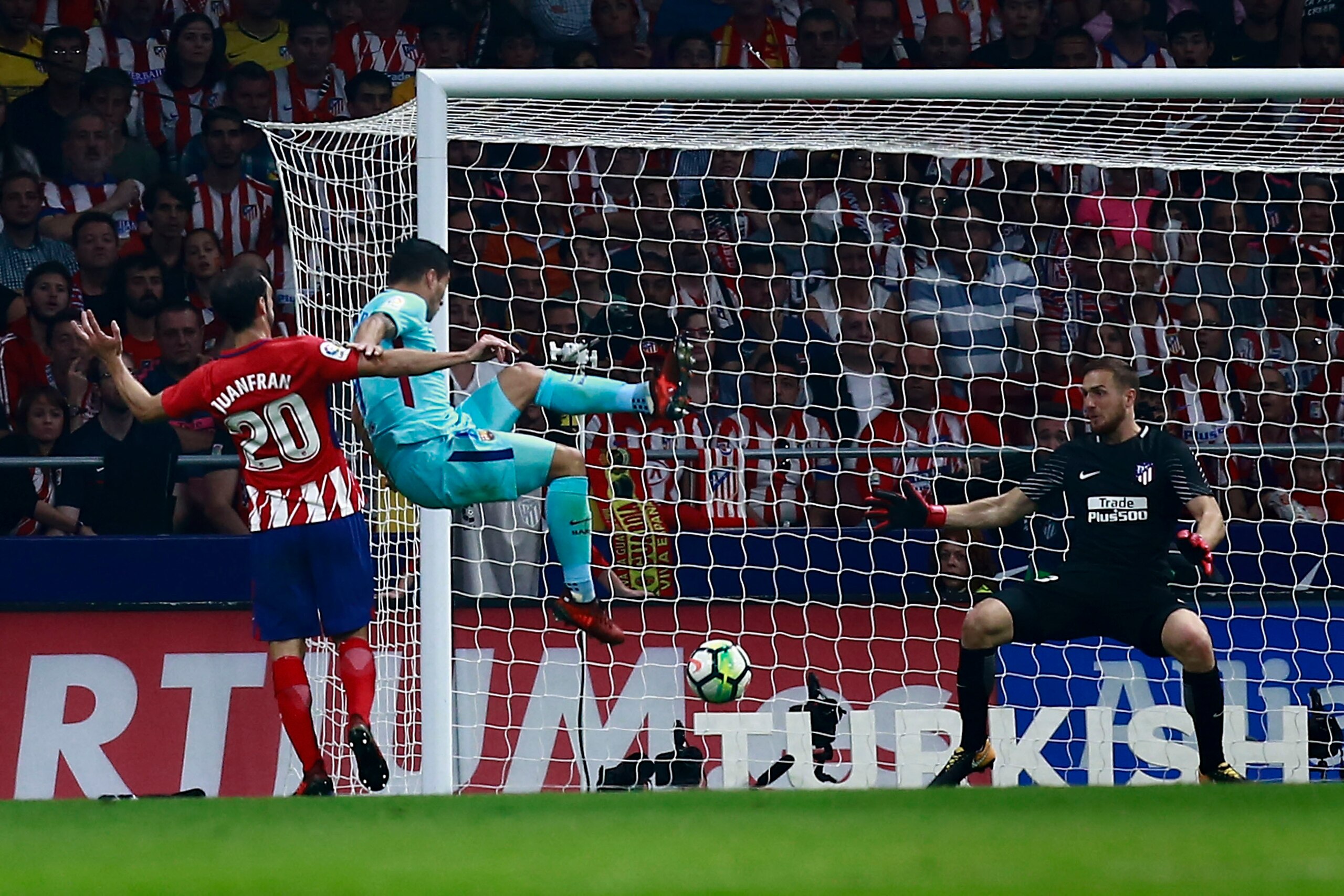 MADRID, SPAIN - OCTOBER 14:  Luis Suarez (2ndL) of FC Barcelona scores their opening goal during the La Liga match between Club Atletico Madrid and FC Barcelona at Estadio Wanda Metropolitano on October 14, 2017 in Madrid, Spain.  (Photo by Gonzalo Arroyo