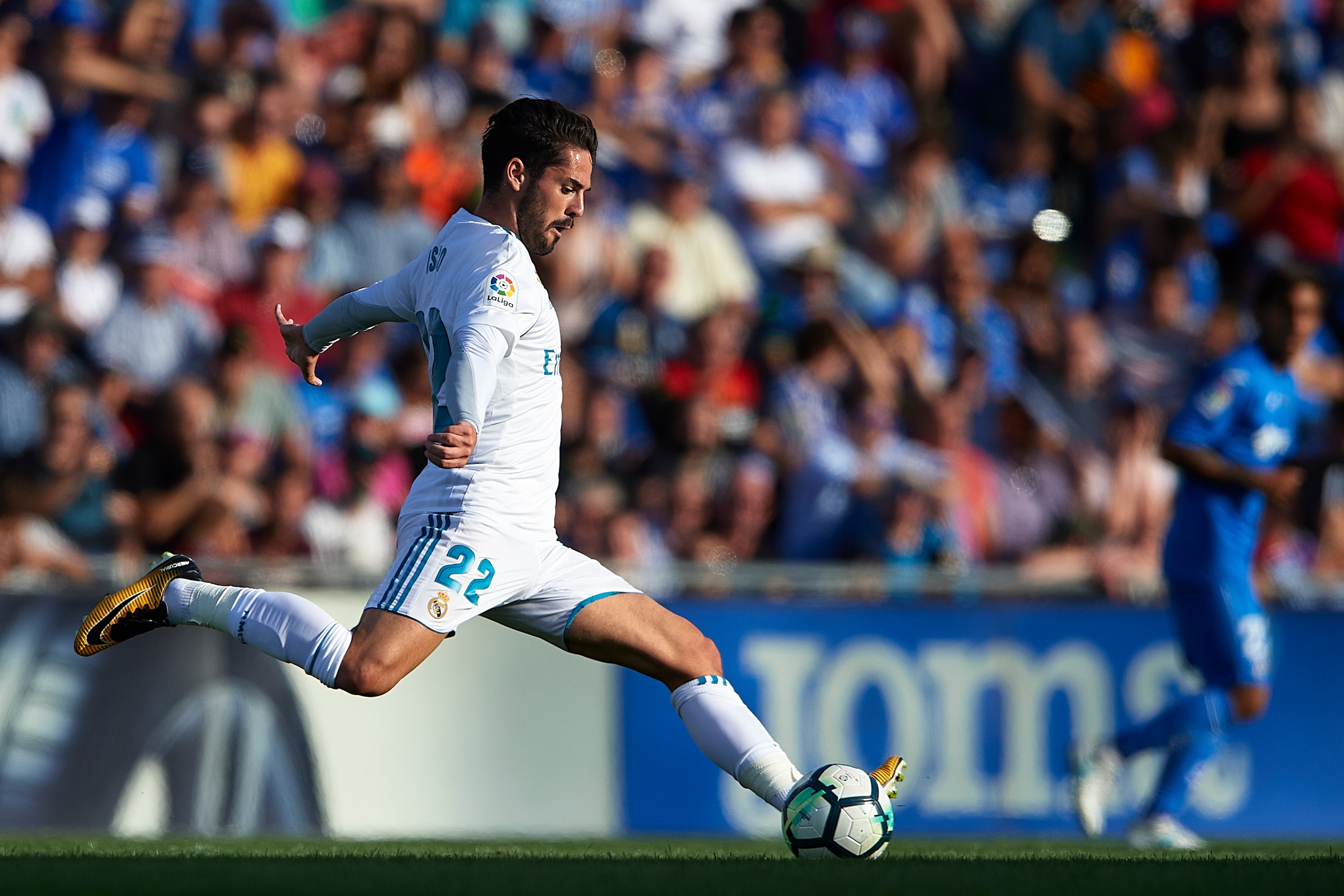 GETAFE, SPAIN - OCTOBER 14:  Isco of Real Madrid in action during the La Liga match between Getafe and Real Madrid at Estadio Coliseum Alfonso Perez on October 14, 2017 in Getafe, Spain.  (Photo by fotopress/Getty Images)