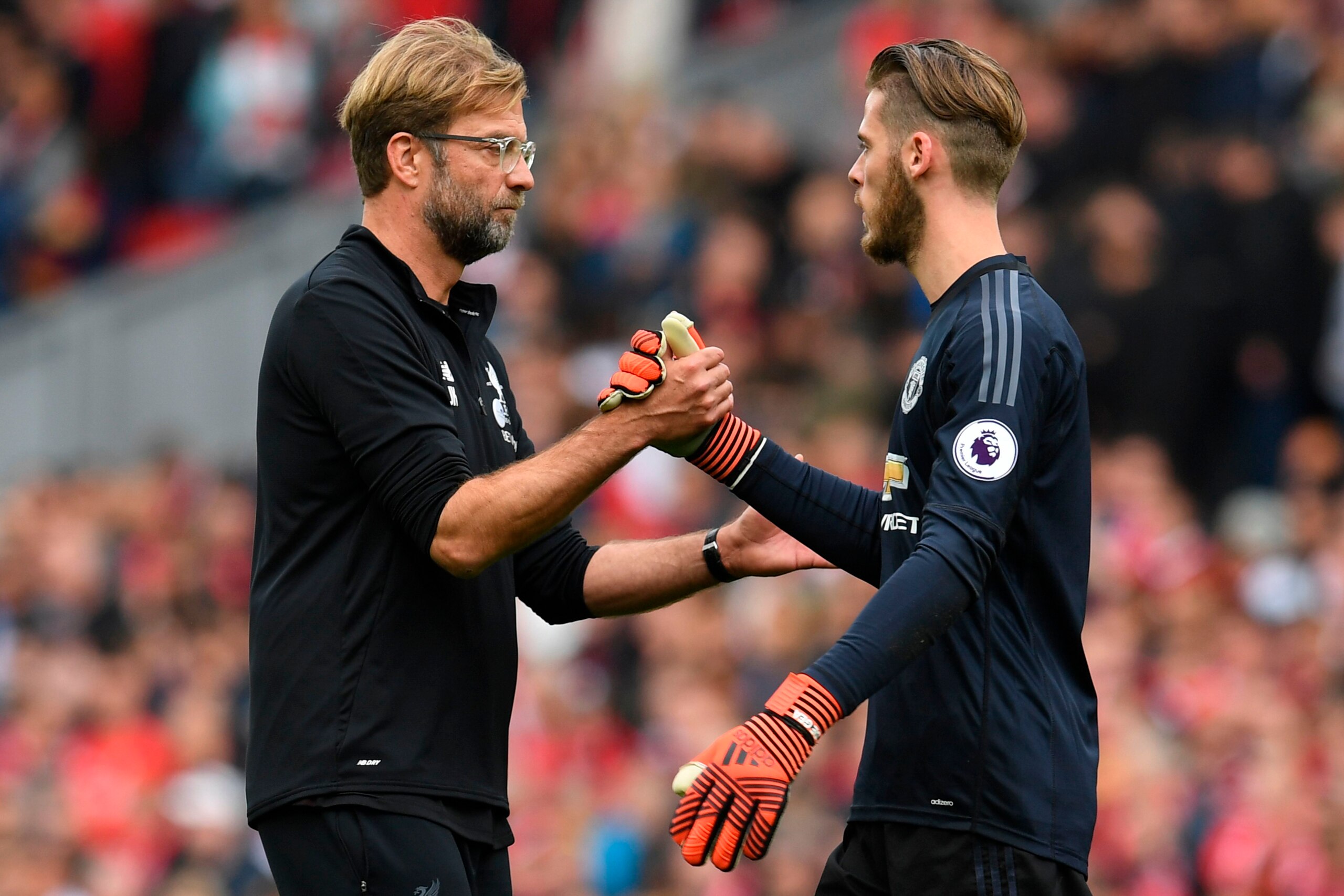 Liverpool's German manager Jurgen Klopp (L) shakes hands with Manchester United's Spanish goalkeeper David de Gea after the English Premier League football match between Liverpool and Manchester United at Anfield in Liverpool, north west England on Octobe