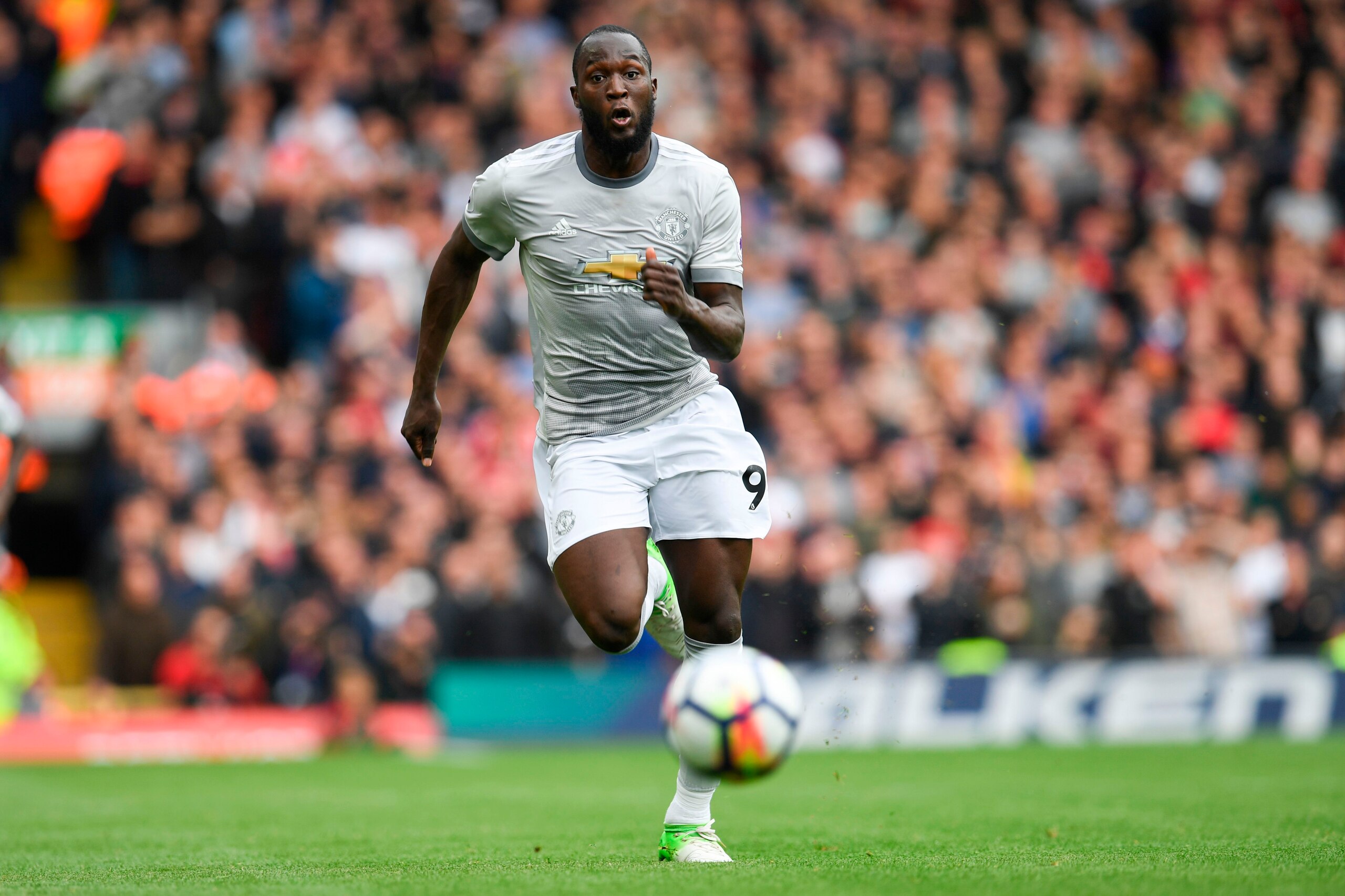 Manchester United's Belgian striker Romelu Lukaku chases the ball during the English Premier League football match between Liverpool and Manchester United at Anfield in Liverpool, north west England on October 14, 2017. / AFP PHOTO / Paul ELLIS / RESTRICT