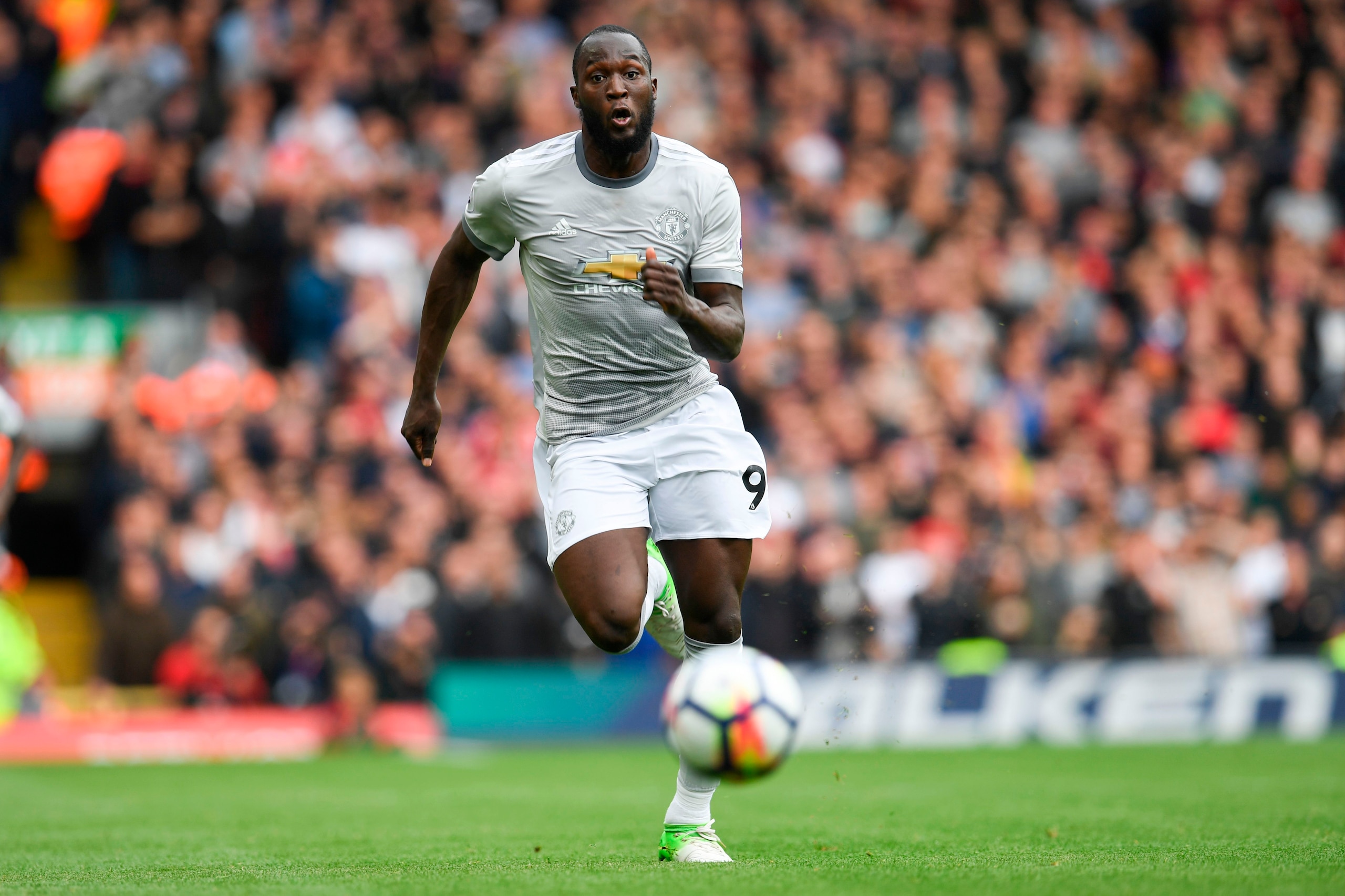 Manchester United's Belgian striker Romelu Lukaku chases the ball during the English Premier League football match between Liverpool and Manchester United at Anfield in Liverpool, north west England on October 14, 2017. / AFP PHOTO / Paul ELLIS / RESTRICT