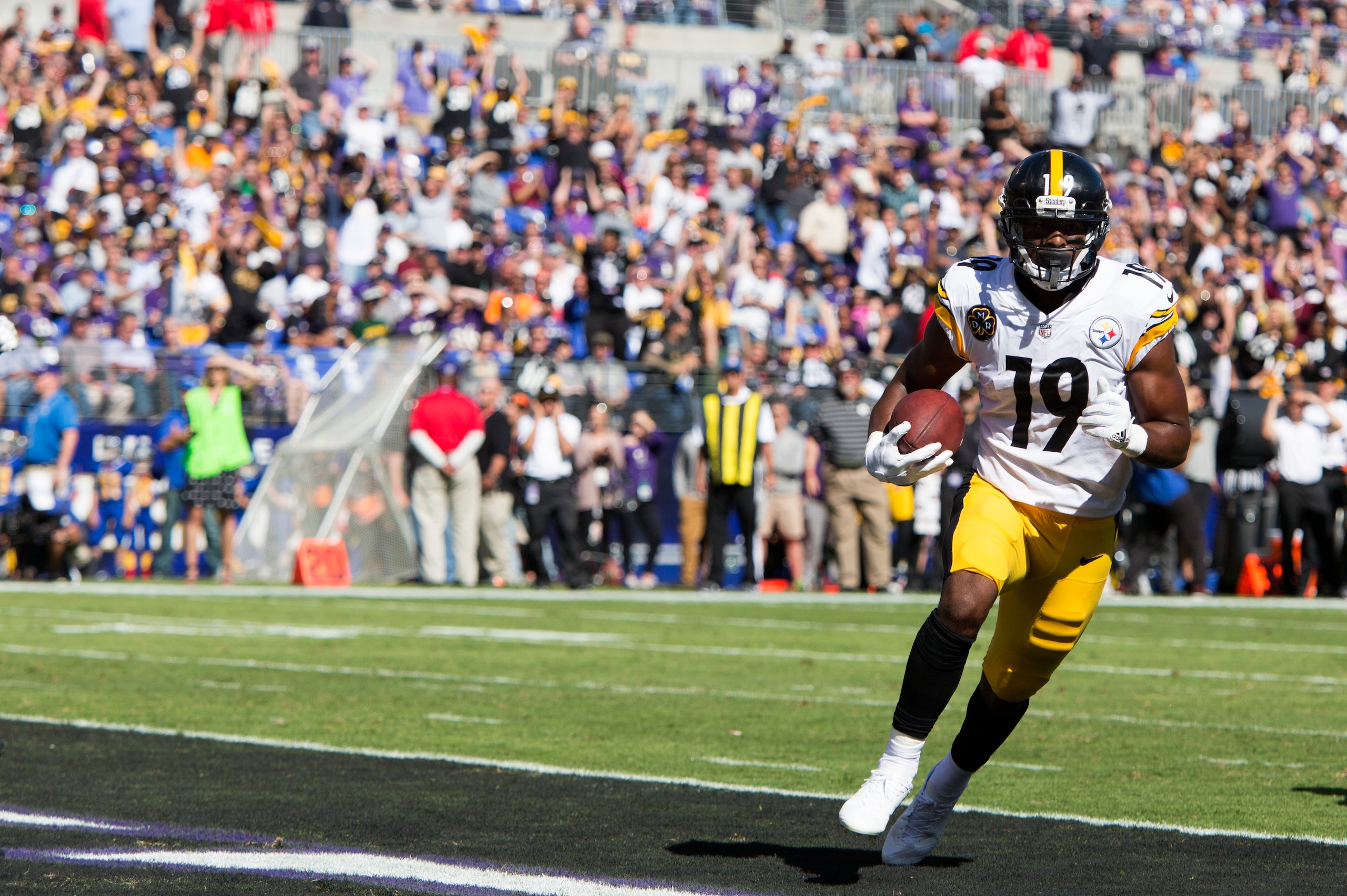 BALTIMORE, MD - OCTOBER 01: JuJu Smith-Schuster #19 of the Pittsburgh Steelers scores a touchdown in the second quarter against the Baltimore Ravens at M&T Bank Stadium on October 1, 2017 in Baltimore, Maryland. (Photo by Tasos Katopodis/Getty Images)