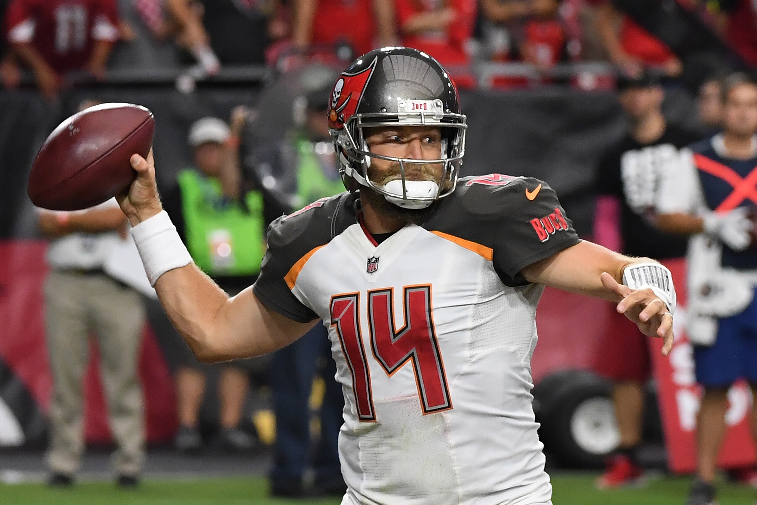 GLENDALE, AZ - OCTOBER 15:  Ryan Fitzpatrick #14 of the Tampa Bay Buccaneers looks to throw the ball against the Arizona Cardinals at University of Phoenix Stadium on October 15, 2017 in Glendale, Arizona.  (Photo by Norm Hall/Getty Images)