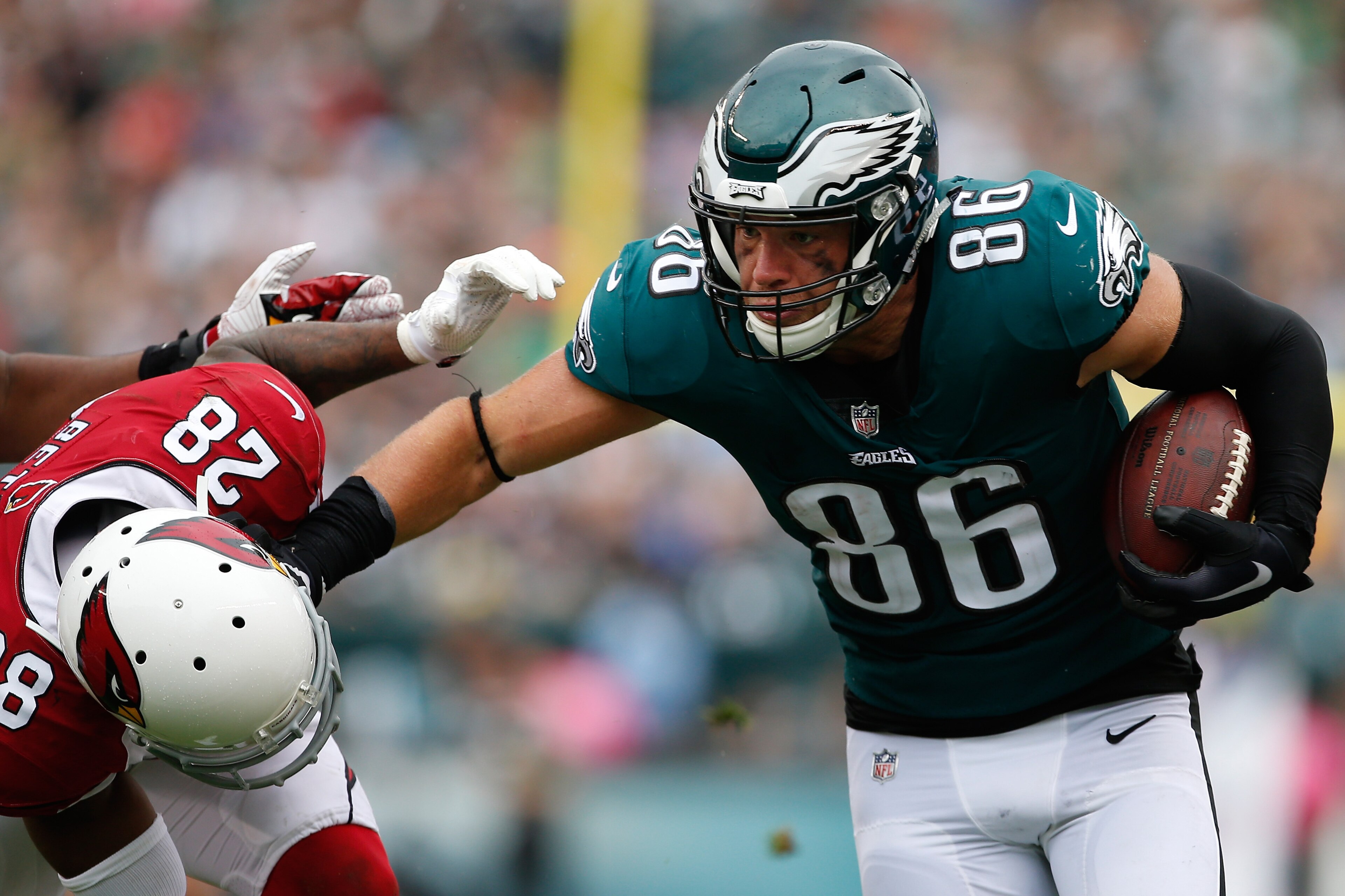 PHILADELPHIA, PA - OCTOBER 08:  Zach Ertz #86 of the Philadelphia Eagles makes a catch for a first down against  Justin Bethel #28 of the Arizona Cardinals during the third quarter at Lincoln Financial Field on October 8, 2017 in Philadelphia, Pennsylvani