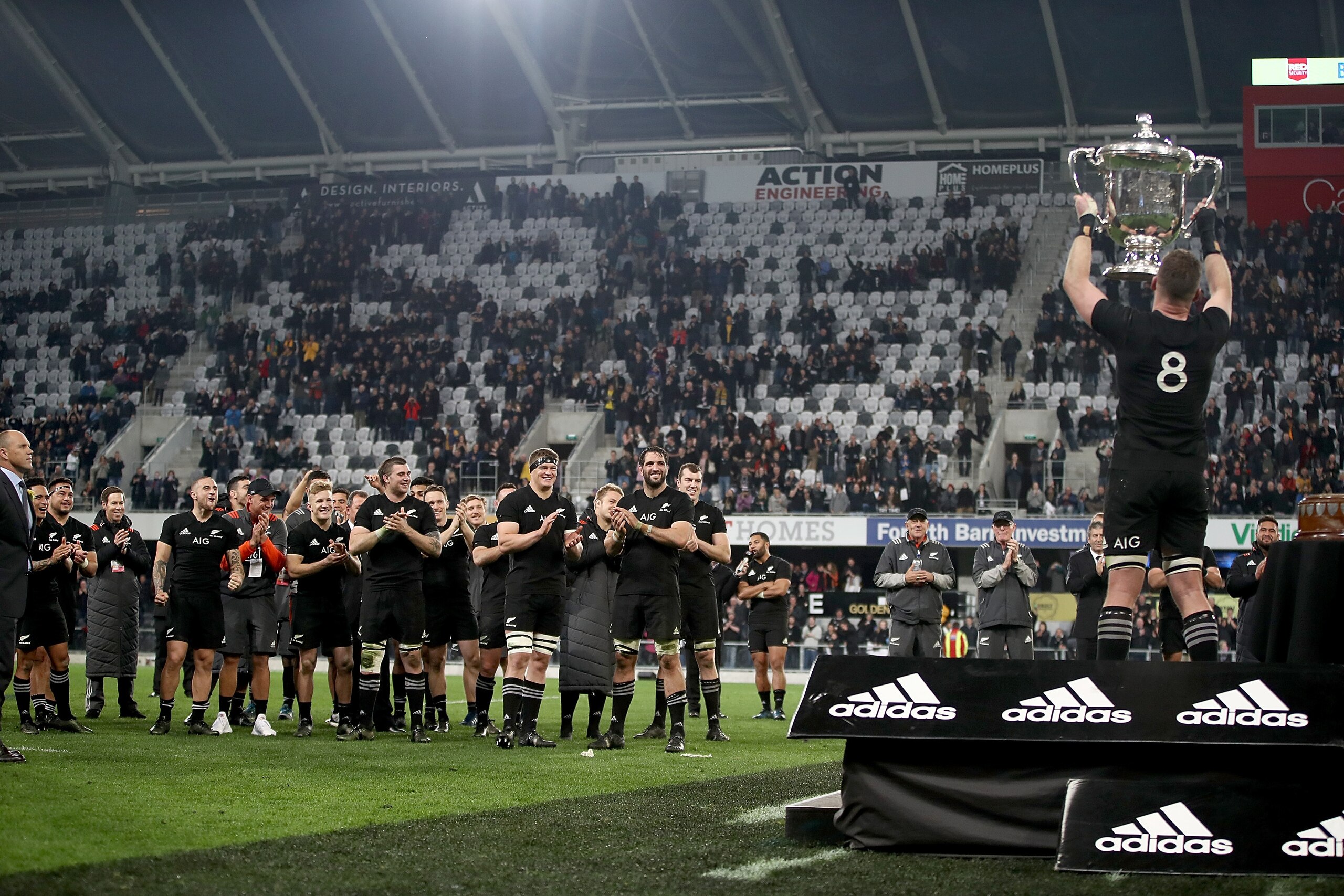 DUNEDIN, NEW ZEALAND - AUGUST 26: Kieran Read of the All Blacks holds up the Bledisloe Cup following The Rugby Championship Bledisloe Cup match between the New Zealand All Blacks and the Australia Wallabies at Forsyth Barr Stadium on August 26, 2017 in D DUNEDIN, NEW ZEALAND - AUGUST 26: Kieran Read of the All Blacks holds up the Bledisloe Cup following The Rugby Championship Bledisloe Cup match between the New Zealand All Blacks and the Australia Wallabies at Forsyth Barr Stadium on August 26, 2017 in D