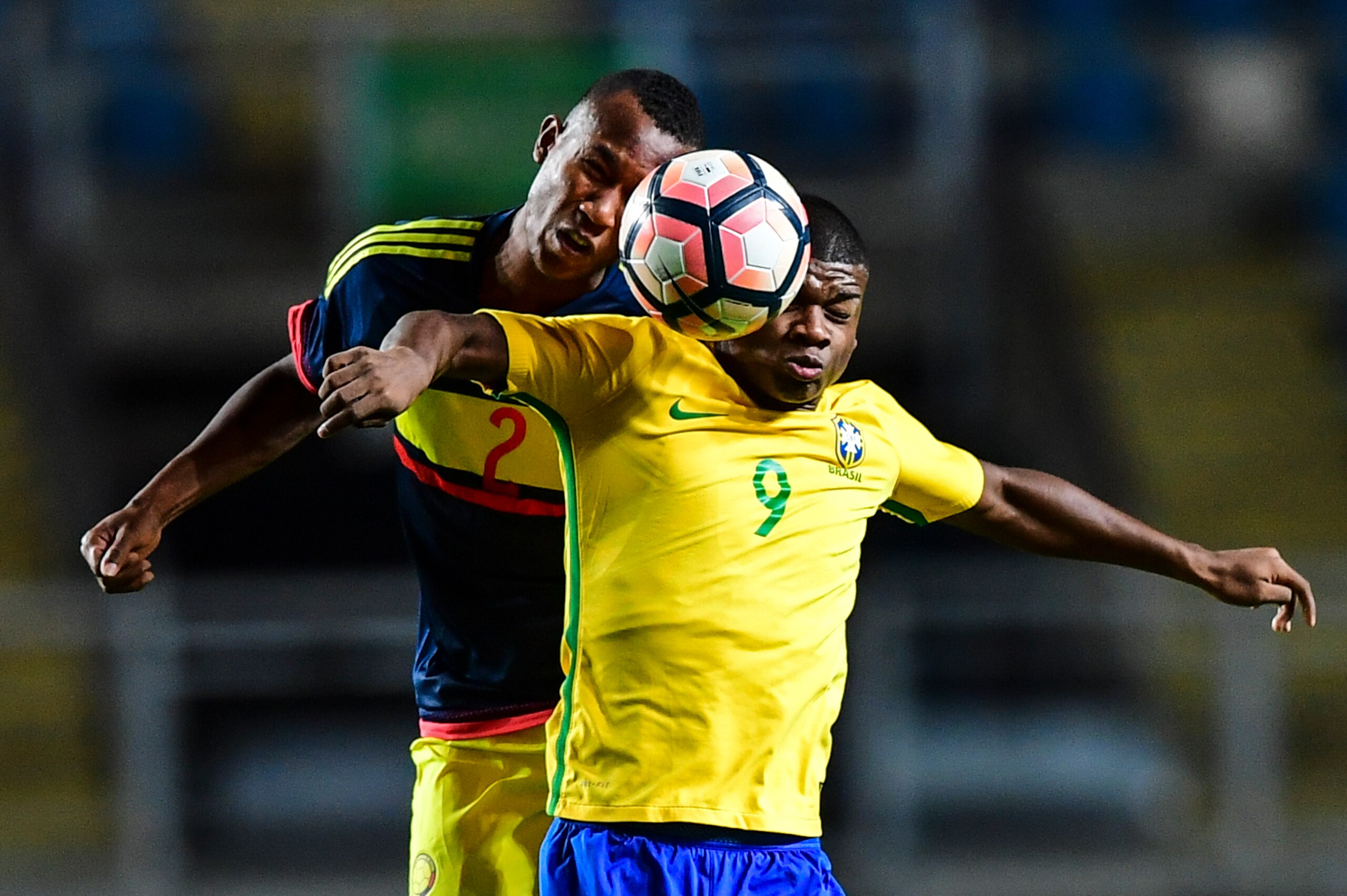 Brazil´s Lincoln Correa (R) vies for the ball with Colombia´s Andres Balanta (L) during their South American U-17 football tournament match in Rancagua, some 90 km south of Santiago de  Chile on March 16, 2017.  / AFP PHOTO / Martin BERNETTI        (Photo