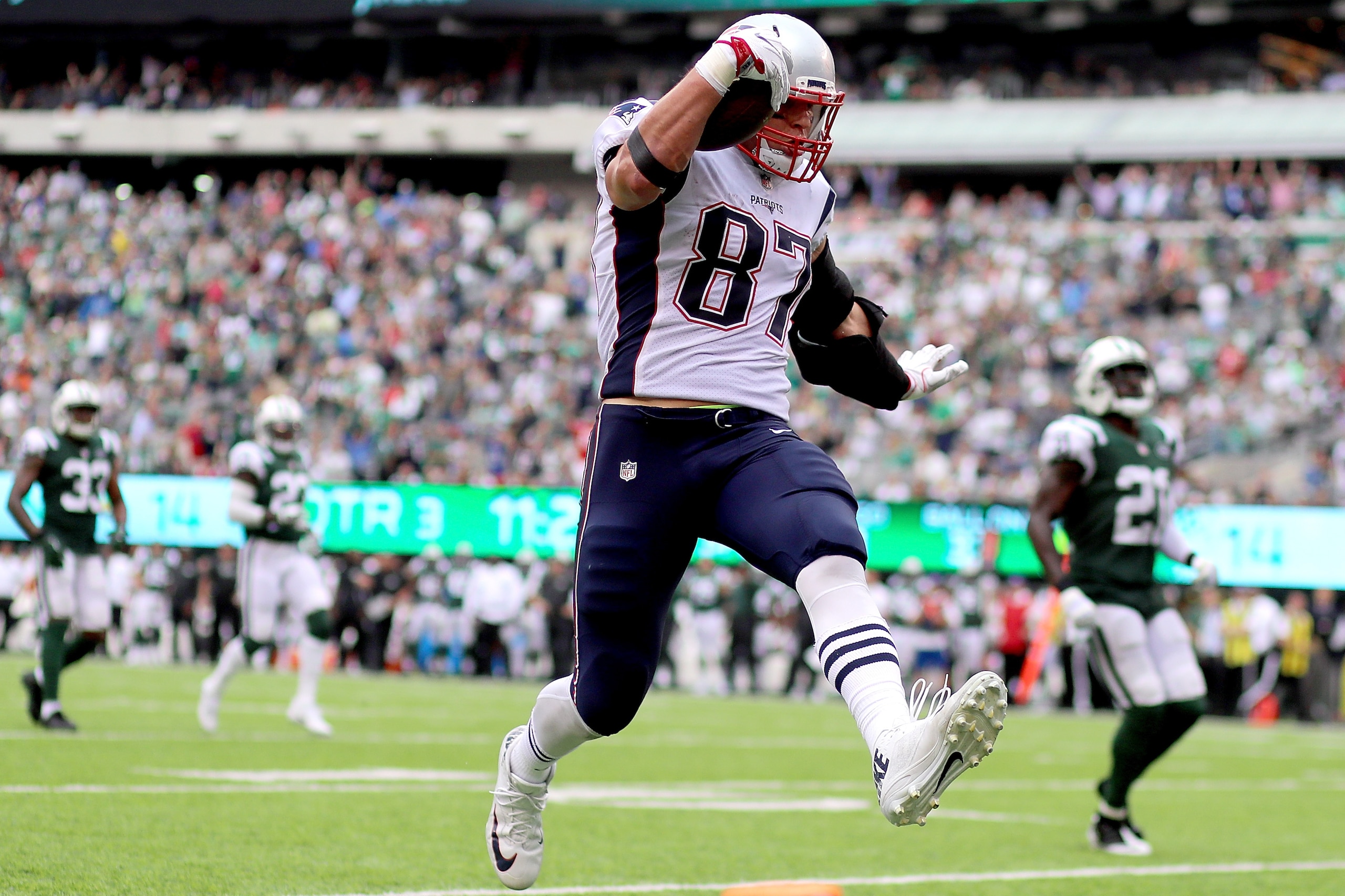 EAST RUTHERFORD, NJ - OCTOBER 15:  Rob Gronkowski #87 of the New England Patriots scores a two yard touchdown in the second quarter against the New York Jets during their game at MetLife Stadium on October 15, 2017 in East Rutherford, New Jersey.  (Photo 