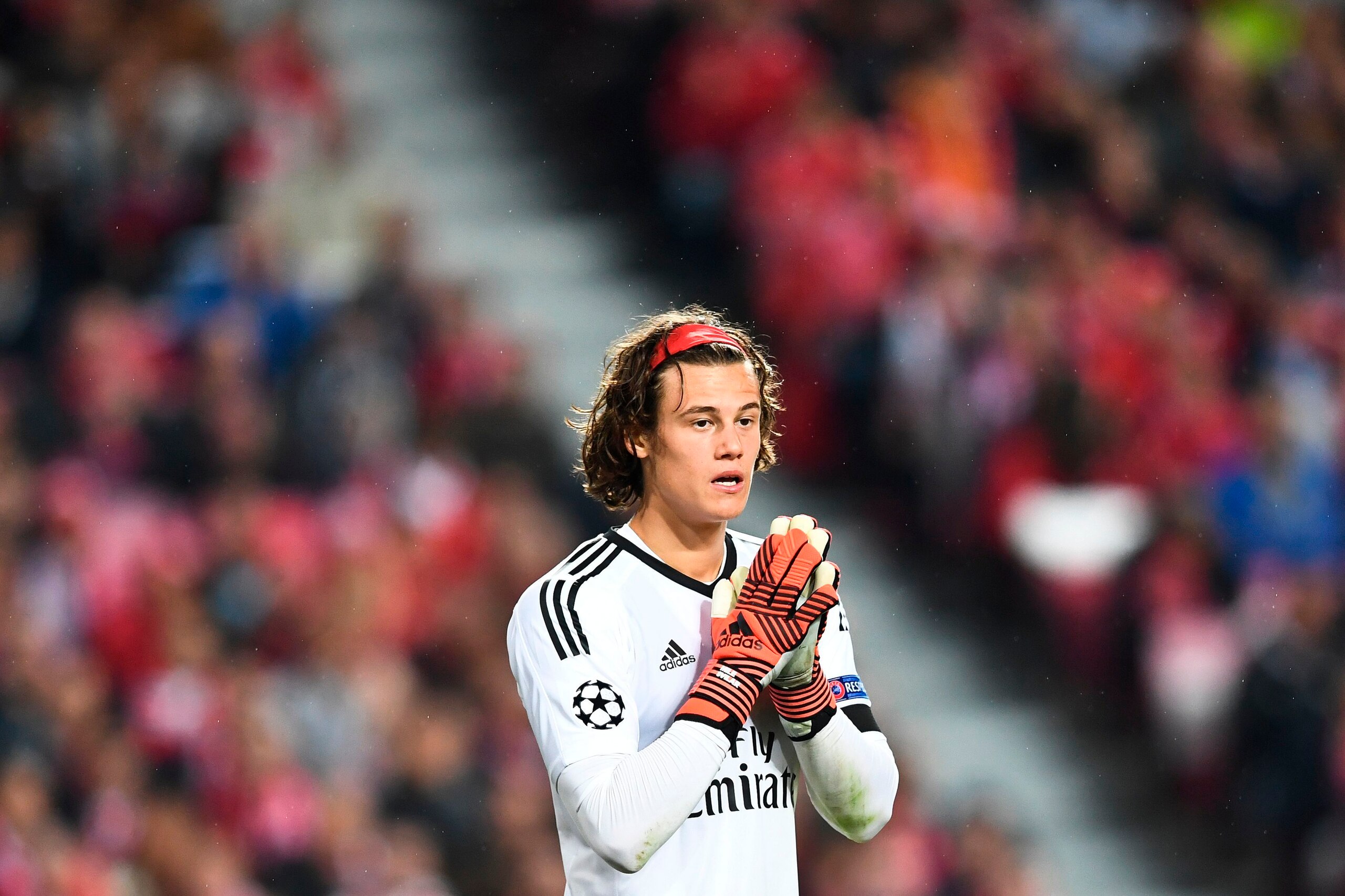 Benfica's Belgian goalkeeper Mile Svilar reacts during the UEFA Champions League group A football match SL Benfica vs Manchester United FC at the Luz stadium in Lisbon on Ocotber 18, 2017. / AFP PHOTO / PATRICIA DE MELO MOREIRA        (Photo credit should