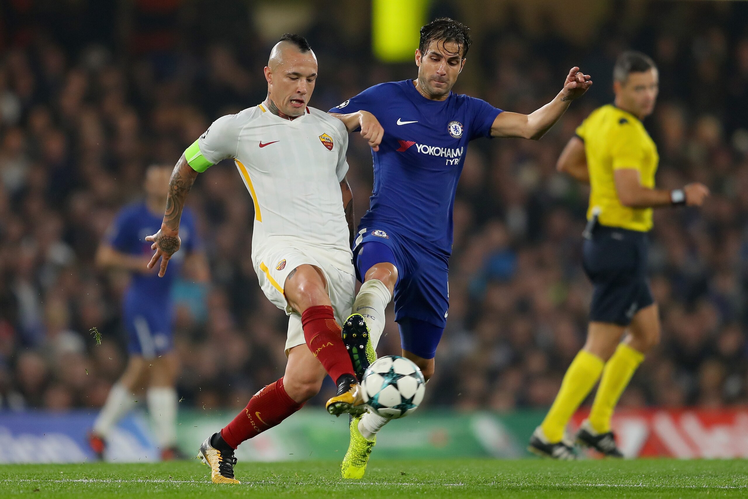LONDON, ENGLAND - OCTOBER 18: Radja Nainggolan of AS Roma and Cesc Fabregas of Chelsea battle for possession during the UEFA Champions League group C match between Chelsea FC and AS Roma at Stamford Bridge on October 18, 2017 in London, United Kingdom. ( LONDON, ENGLAND - OCTOBER 18: Radja Nainggolan of AS Roma and Cesc Fabregas of Chelsea battle for possession during the UEFA Champions League group C match between Chelsea FC and AS Roma at Stamford Bridge on October 18, 2017 in London, United Kingdom. (