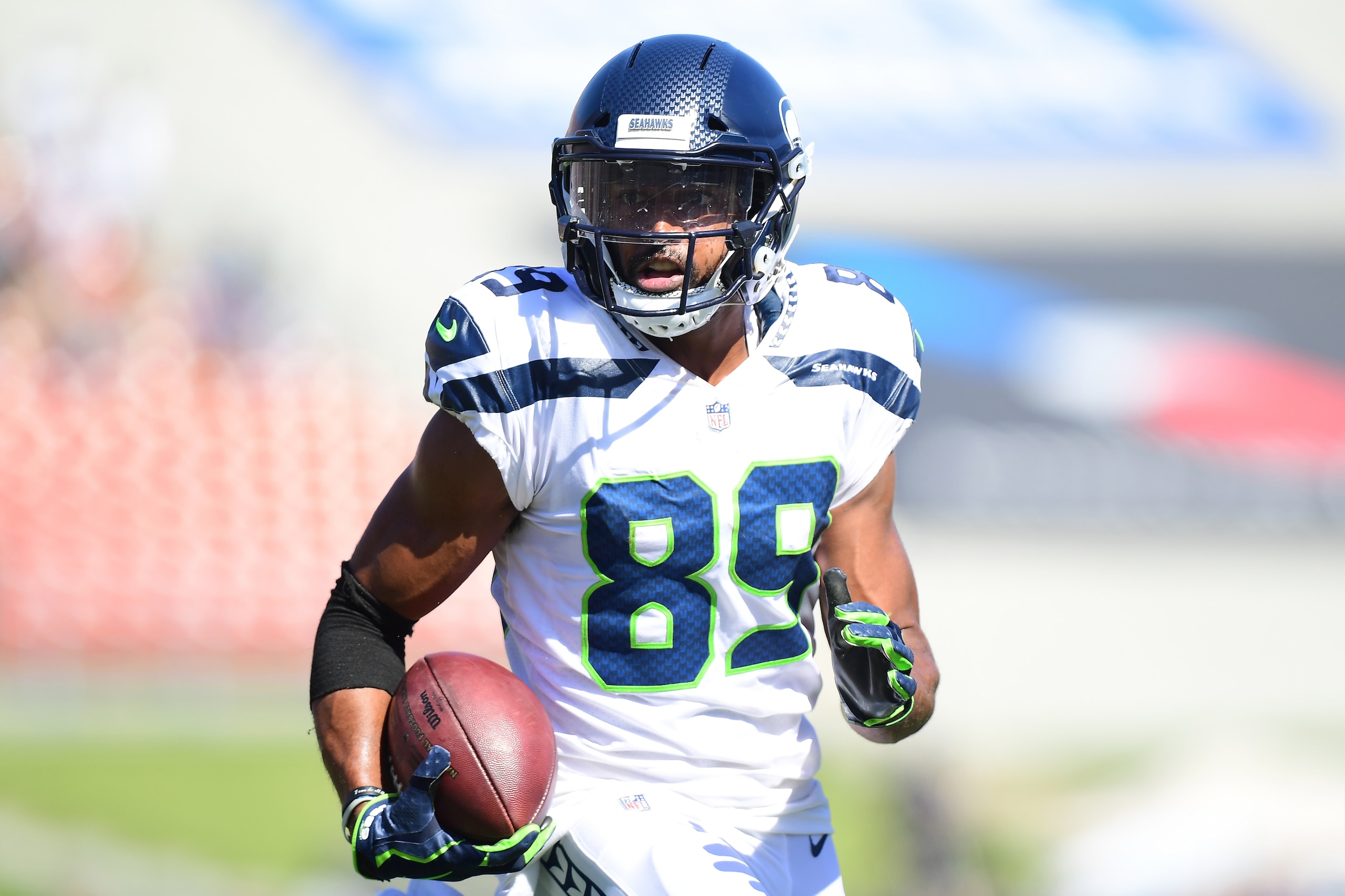 LOS ANGELES, CA - OCTOBER 08:  Doug Baldwin #89 of the Seattle Seahawks runs the ball down field during the game against the Los Angeles Rams at the Los Angeles Memorial Coliseum on October 8, 2017 in Los Angeles, California.  (Photo by Harry How/Getty Im