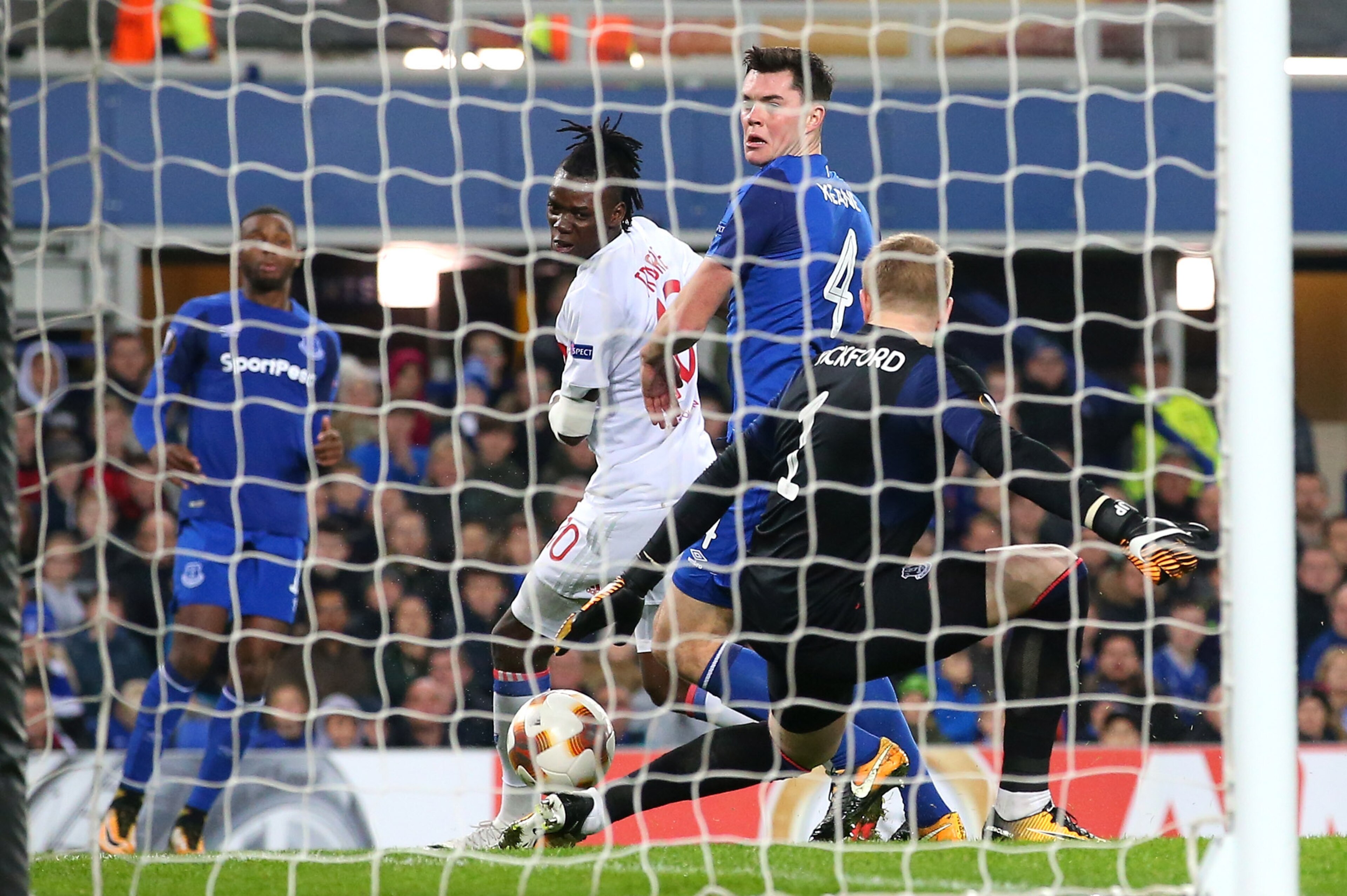 LIVERPOOL, ENGLAND - OCTOBER 19:   Bertrand Traore of Olympique Lyon scores their second goal past Jordan Pickford of Everton FC during the UEFA Europa League group E match between Everton FC and Olympique Lyon at Goodison Park on October 19, 2017 in Live
