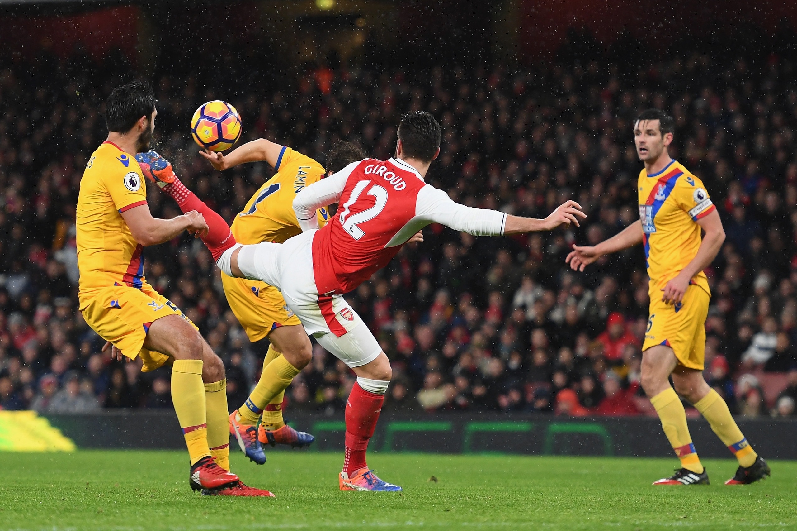LONDON, ENGLAND - JANUARY 01:  Olivier Giroud of Arsenal scores the opening goal during the Premier League match between Arsenal and Crystal Palace at Emirates Stadium on January 1, 2017 in London, England.  (Photo by Shaun Botterill/Getty Images)