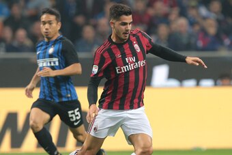 MILAN, ITALY - OCTOBER 15:  Andre Silva of AC Milan in action during the Serie A match between FC Internazionale and AC Milan at Stadio Giuseppe Meazza on October 15, 2017 in Milan, Italy.  (Photo by Emilio Andreoli/Getty Images)