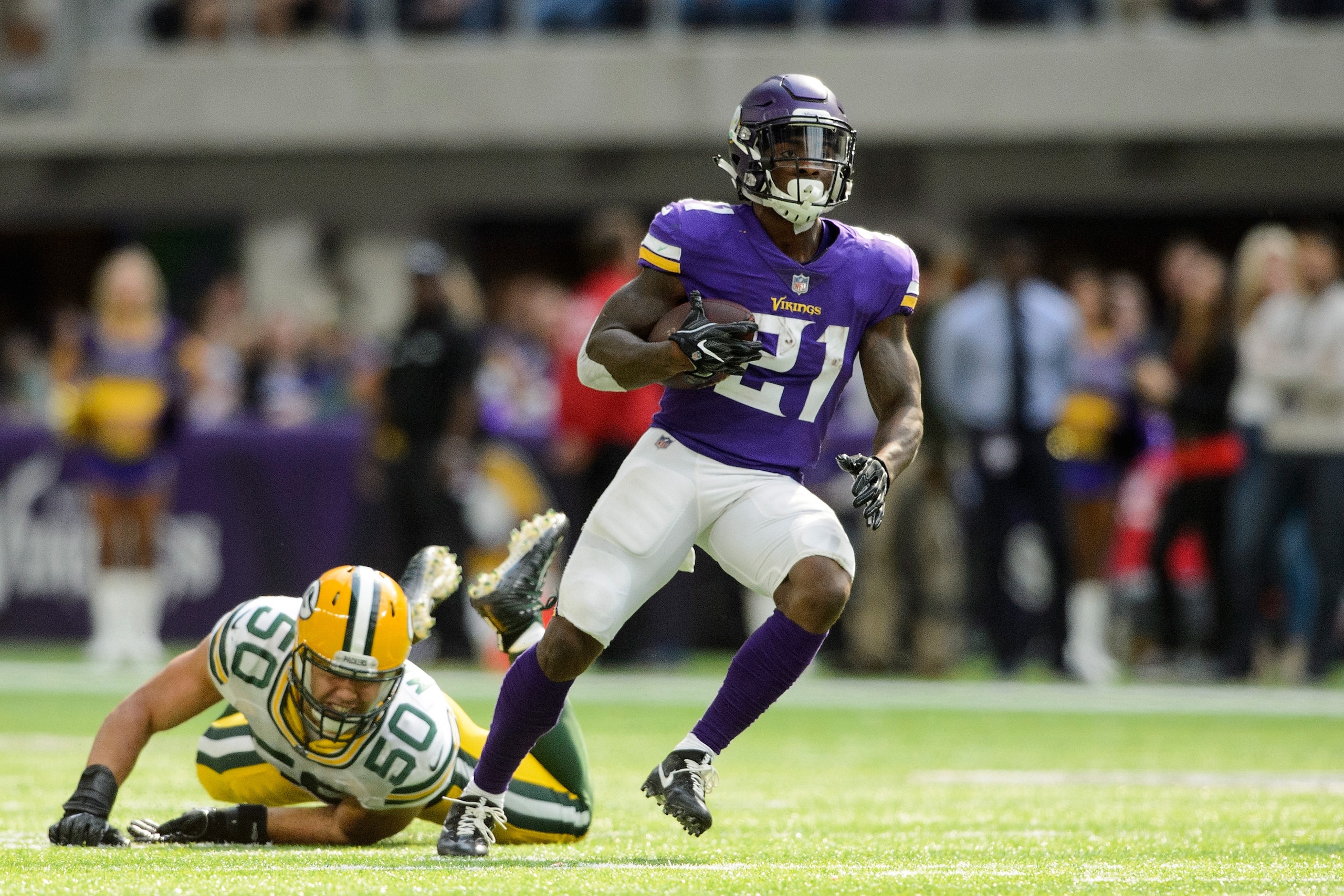 MINNEAPOLIS, MN - OCTOBER 15: Jerick McKinnon #21 of the Minnesota Vikings avoids a tackle by Blake Martinez #50 of the Green Bay Packers during the game on October 15, 2017 at US Bank Stadium in Minneapolis, Minnesota. (Photo by Hannah Foslien/Getty Imag MINNEAPOLIS, MN - OCTOBER 15: Jerick McKinnon #21 of the Minnesota Vikings avoids a tackle by Blake Martinez #50 of the Green Bay Packers during the game on October 15, 2017 at US Bank Stadium in Minneapolis, Minnesota. (Photo by Hannah Foslien/Getty Imag