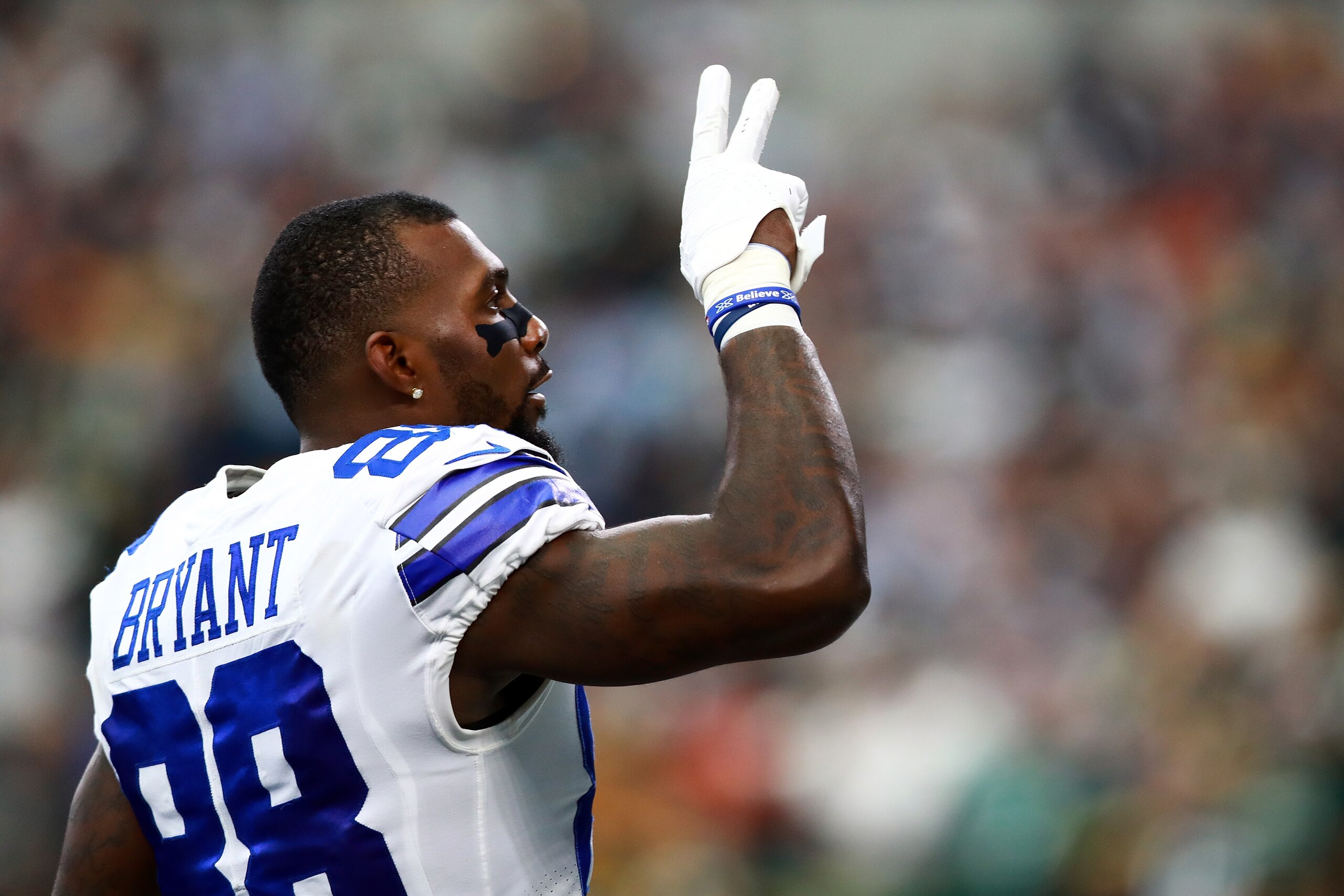 ARLINGTON, TX - OCTOBER 08: Dez Bryant #88 of the Dallas Cowboys prepares to take on the Green Bay Packers at AT&T Stadium on October 8, 2017 in Arlington, Texas. (Photo by Tom Pennington/Getty Images) ARLINGTON, TX - OCTOBER 08: Dez Bryant #88 of the Dallas Cowboys prepares to take on the Green Bay Packers at AT&T Stadium on October 8, 2017 in Arlington, Texas. (Photo by Tom Pennington/Getty Images)