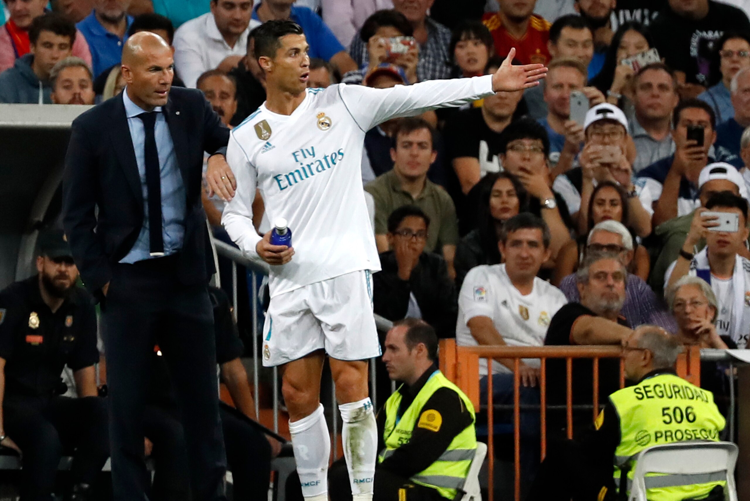MADRID, SPAIN - OCTOBER 01: Cristiano Ronaldo of Real Madrid speak with Head coach Zinedine Zidane of Real Madrid during the La Liga match between Real Madrid and Espanyol at Estadio Santiago Bernabeu on October 1, 2017 in Madrid, Spain. (Photo by TF-Imag