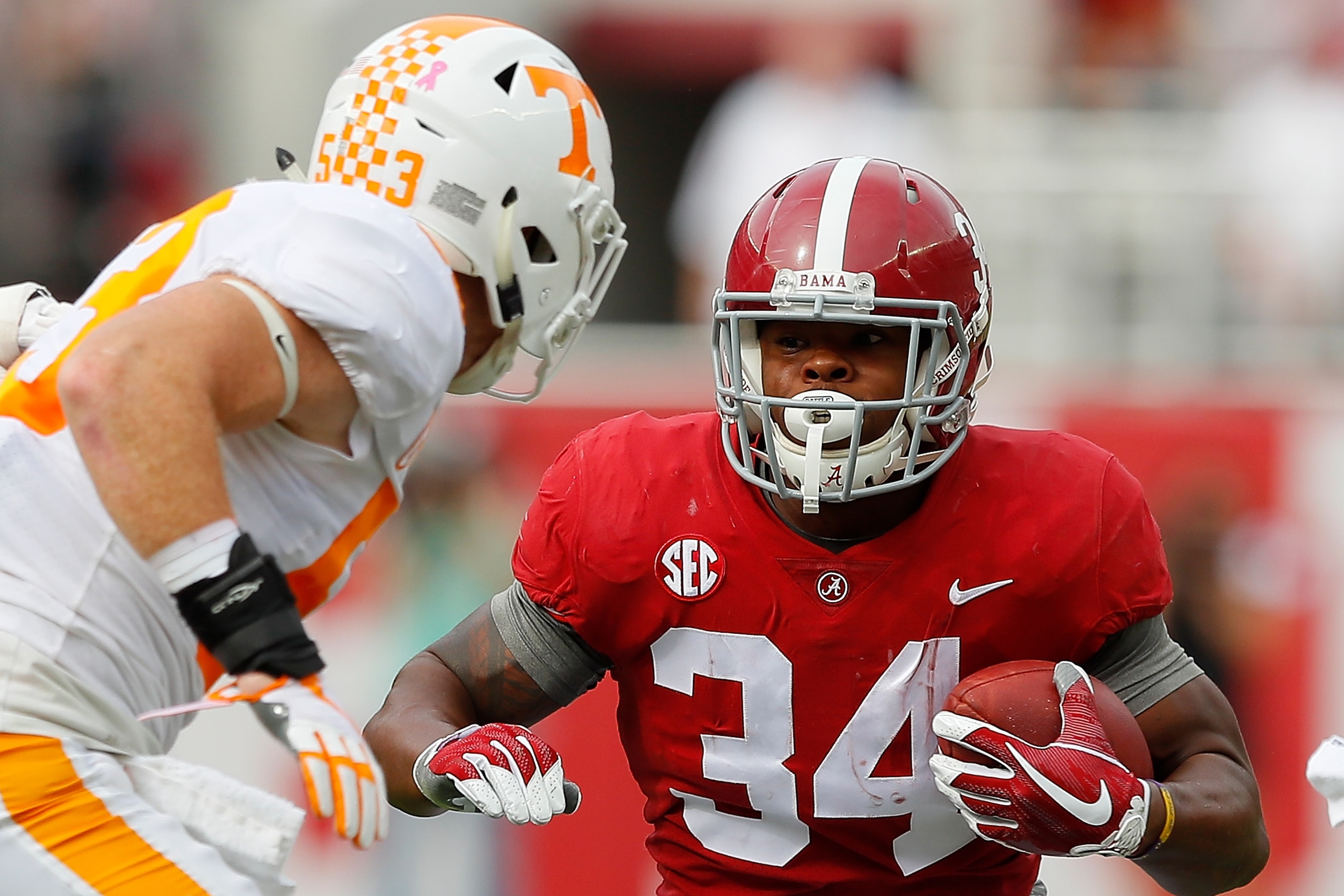 TUSCALOOSA, AL - OCTOBER 21:  Damien Harris #34 of the Alabama Crimson Tide rushes against Colton Jumper #53 of the Tennessee Volunteers at Bryant-Denny Stadium on October 21, 2017 in Tuscaloosa, Alabama.  (Photo by Kevin C. Cox/Getty Images)