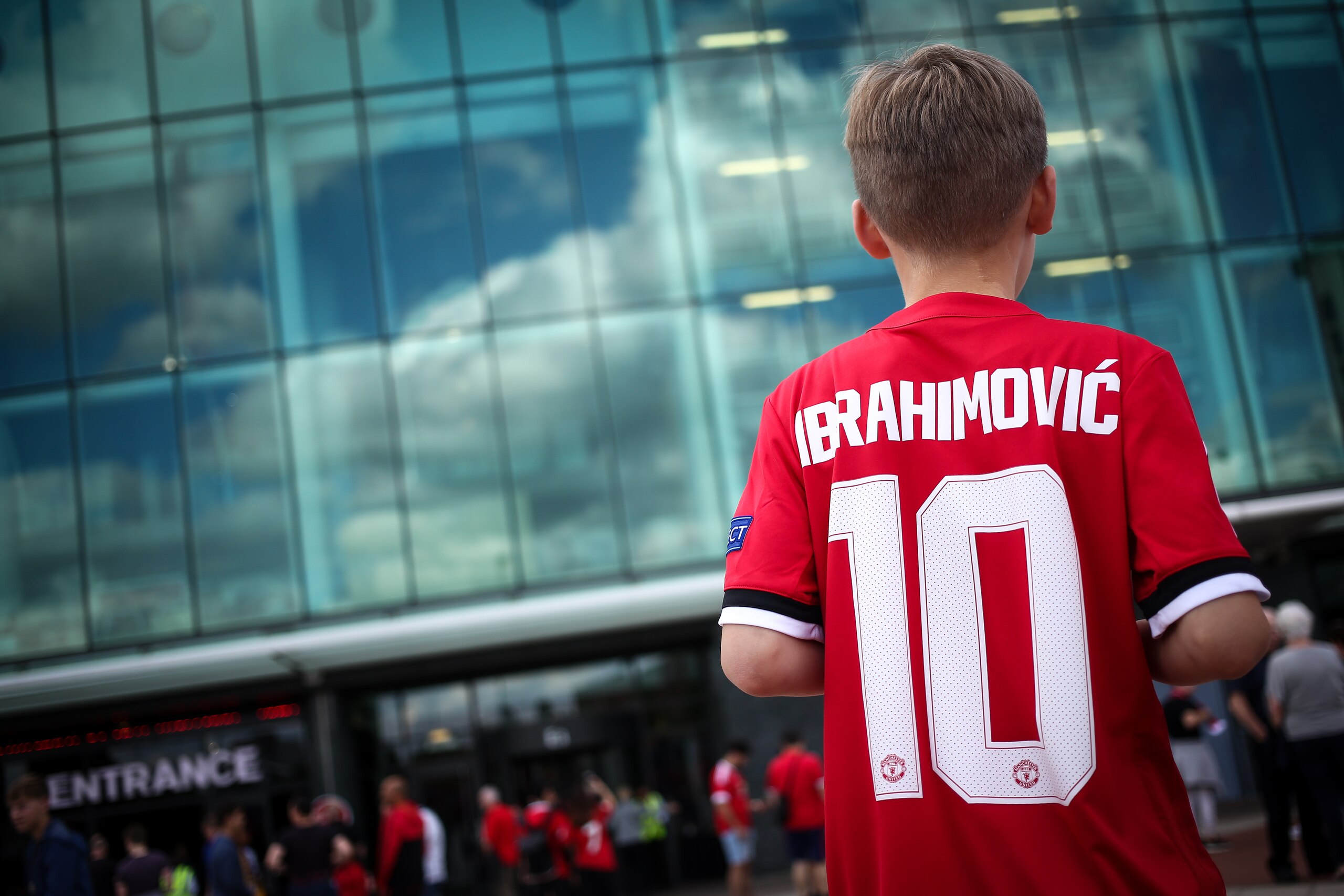MANCHESTER, ENGLAND - AUGUST 26: A young fan wears a Zlatan Ibrahimovic of Manchester United shirt prior to the Premier League match between Manchester United and Leicester City at Old Trafford on August 26, 2017 in Manchester, England. (Photo by Robbie J