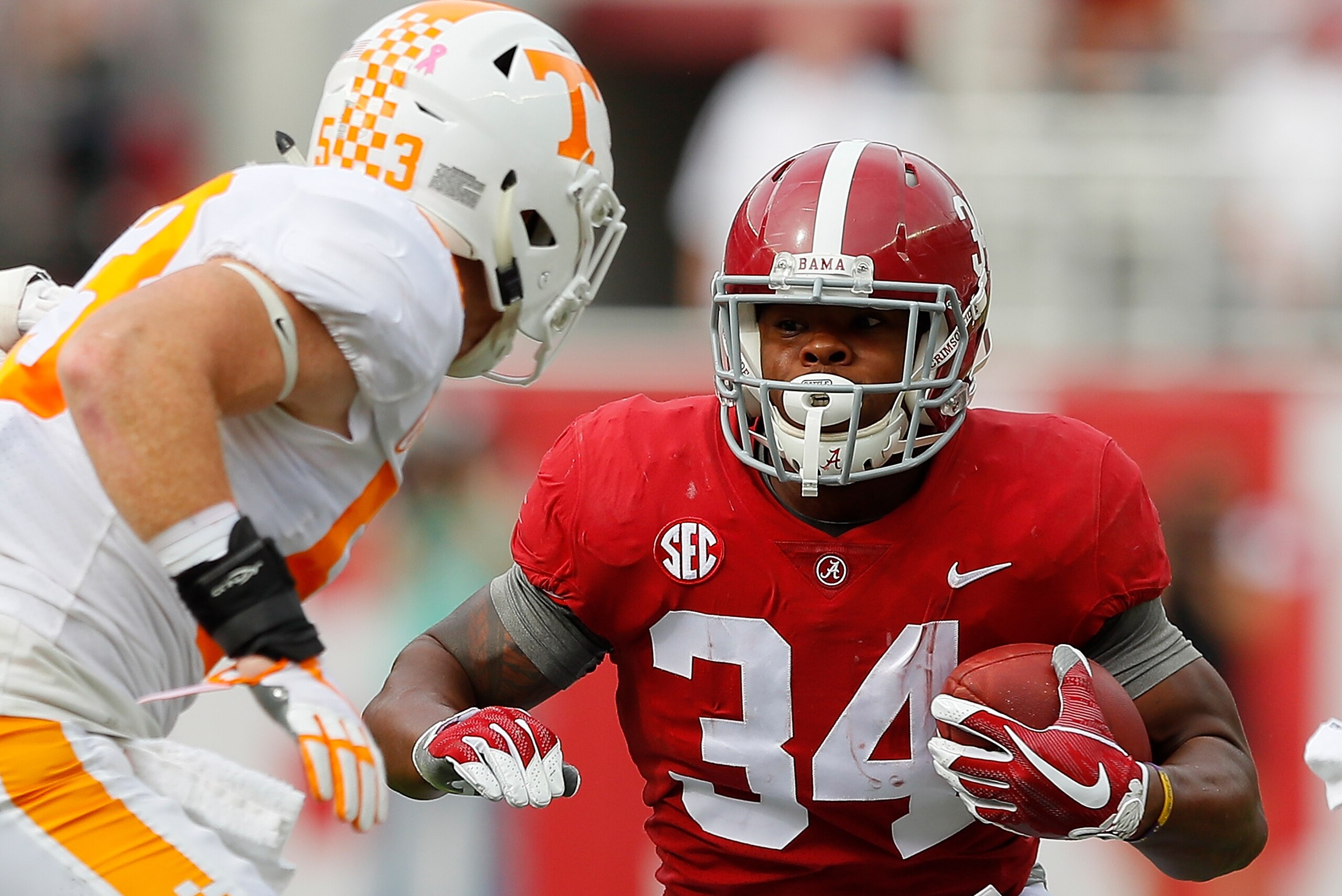 TUSCALOOSA, AL - OCTOBER 21:  Damien Harris #34 of the Alabama Crimson Tide rushes against Colton Jumper #53 of the Tennessee Volunteers at Bryant-Denny Stadium on October 21, 2017 in Tuscaloosa, Alabama.  (Photo by Kevin C. Cox/Getty Images)