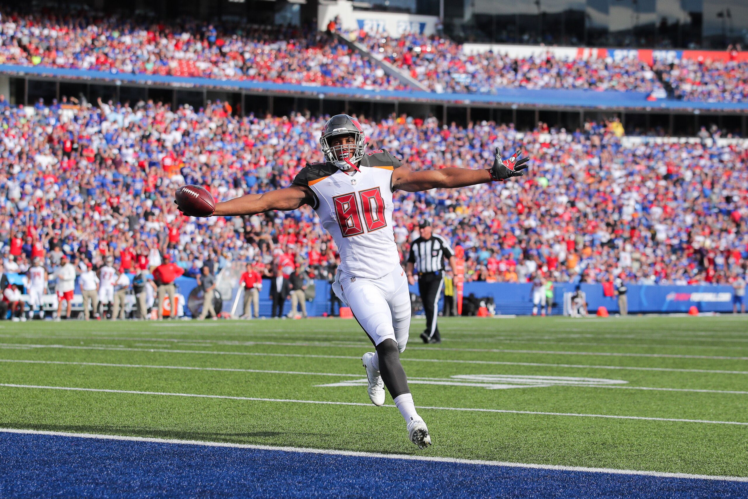 ORCHARD PARK, NY - OCTOBER 22:  O.J. Howard #80 of the Tampa Bay Buccaneers celebrates while scoring a touchdown in the third quarter of an NFL game against the Buffalo Bills on October 22, 2017 at New Era Field in Orchard Park, New York.  (Photo by Brett
