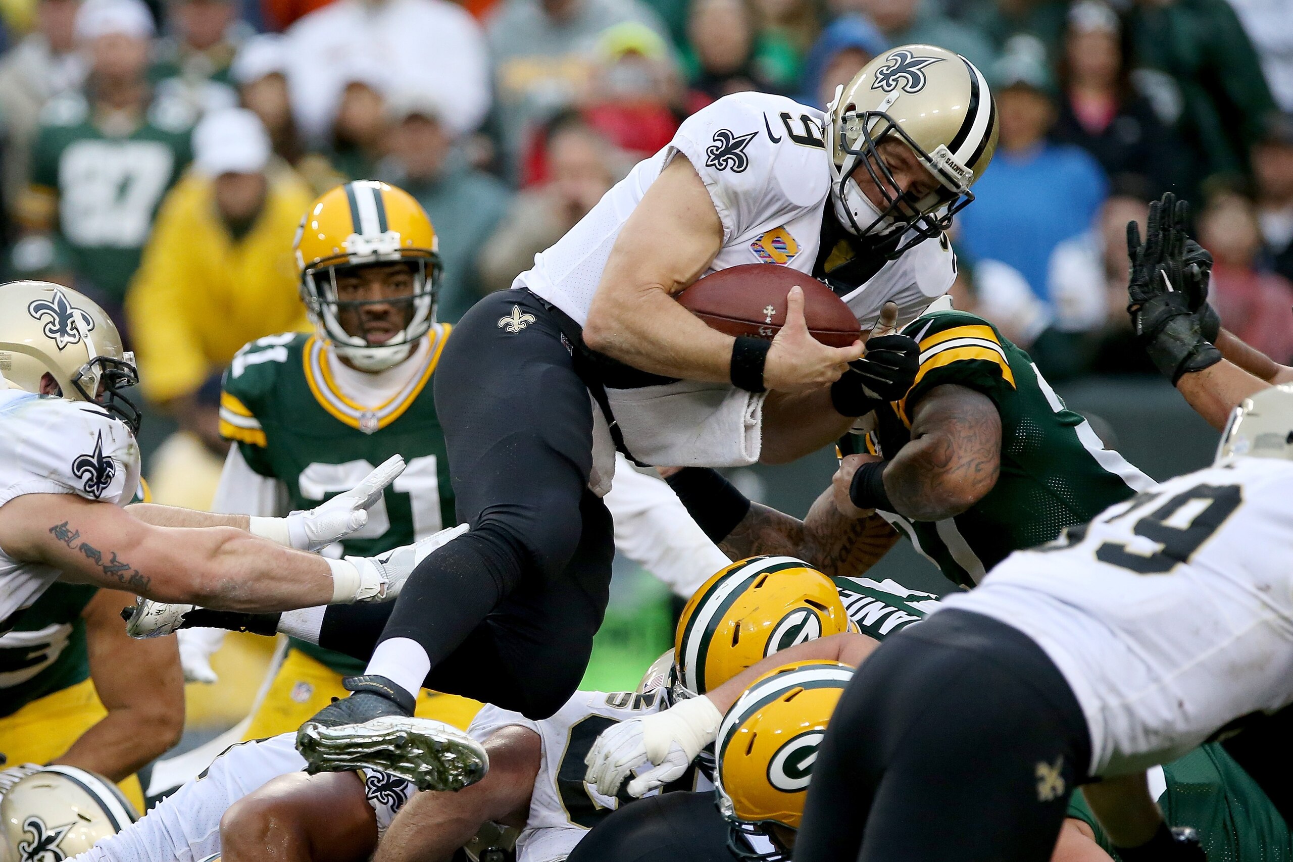 GREEN BAY, WI - OCTOBER 22: Drew Brees #9 of the New Orleans Saints scores a touchdown on a quarterback sneak in the fourth quarter against the Green Bay Packers at Lambeau Field on October 22, 2017 in Green Bay, Wisconsin. (Photo by Dylan Buell/Getty I GREEN BAY, WI - OCTOBER 22: Drew Brees #9 of the New Orleans Saints scores a touchdown on a quarterback sneak in the fourth quarter against the Green Bay Packers at Lambeau Field on October 22, 2017 in Green Bay, Wisconsin. (Photo by Dylan Buell/Getty I