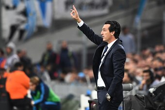 Paris Saint-Germain's Spanish head coach Unai Emery gestures  during the French L1 football match between Marseille (OM) and Paris Saint-Germain (PSG) on October 22, 2017, at the Velodrome Stadium in Marseille, southeastern France. / AFP PHOTO / BORIS HOR