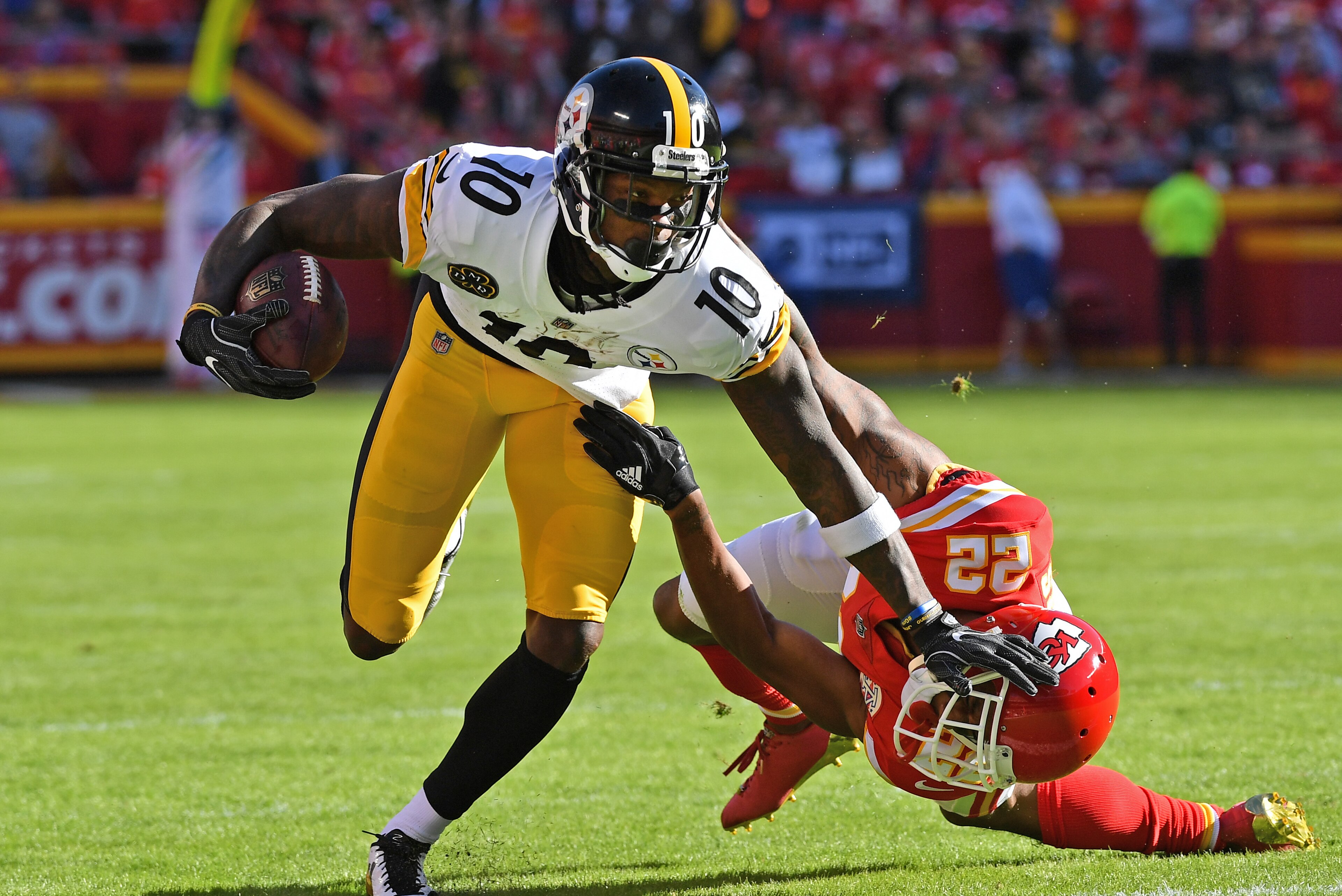 KANSAS CITY, MO - OCTOBER 15:  Wide receiver Martavis Bryant #10 of the Pittsburgh Steelers stiff-arms defensive back Marcus Peters #22 of the Kansas City Chiefs during the first half on October 15, 2017 at Arrowhead Stadium in Kansas City, Missouri.  (Ph