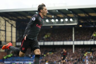 LIVERPOOL, ENGLAND - OCTOBER 22: Mesut Ozil of Arsenal celebrates after scoring a goal to make it 1-2 during the Premier League match between Everton and Arsenal at Goodison Park on October 22, 2017 in Liverpool, England. (Photo by Matthew Ashton - AMA/Ge