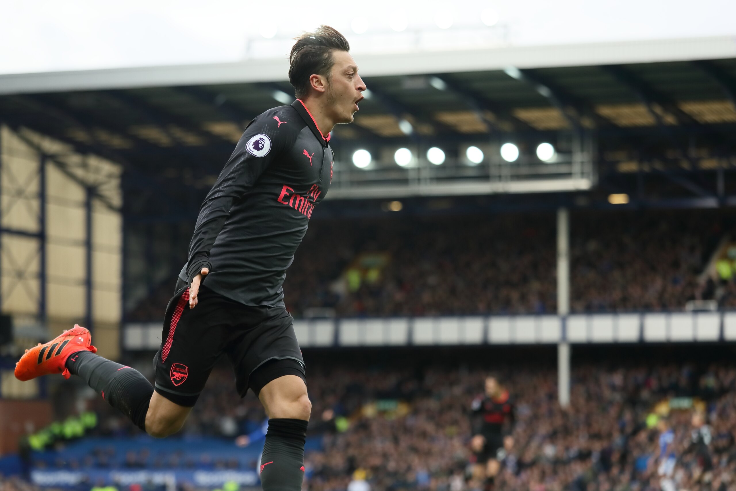 LIVERPOOL, ENGLAND - OCTOBER 22: Mesut Ozil of Arsenal celebrates after scoring a goal to make it 1-2 during the Premier League match between Everton and Arsenal at Goodison Park on October 22, 2017 in Liverpool, England. (Photo by Matthew Ashton - AMA/Ge