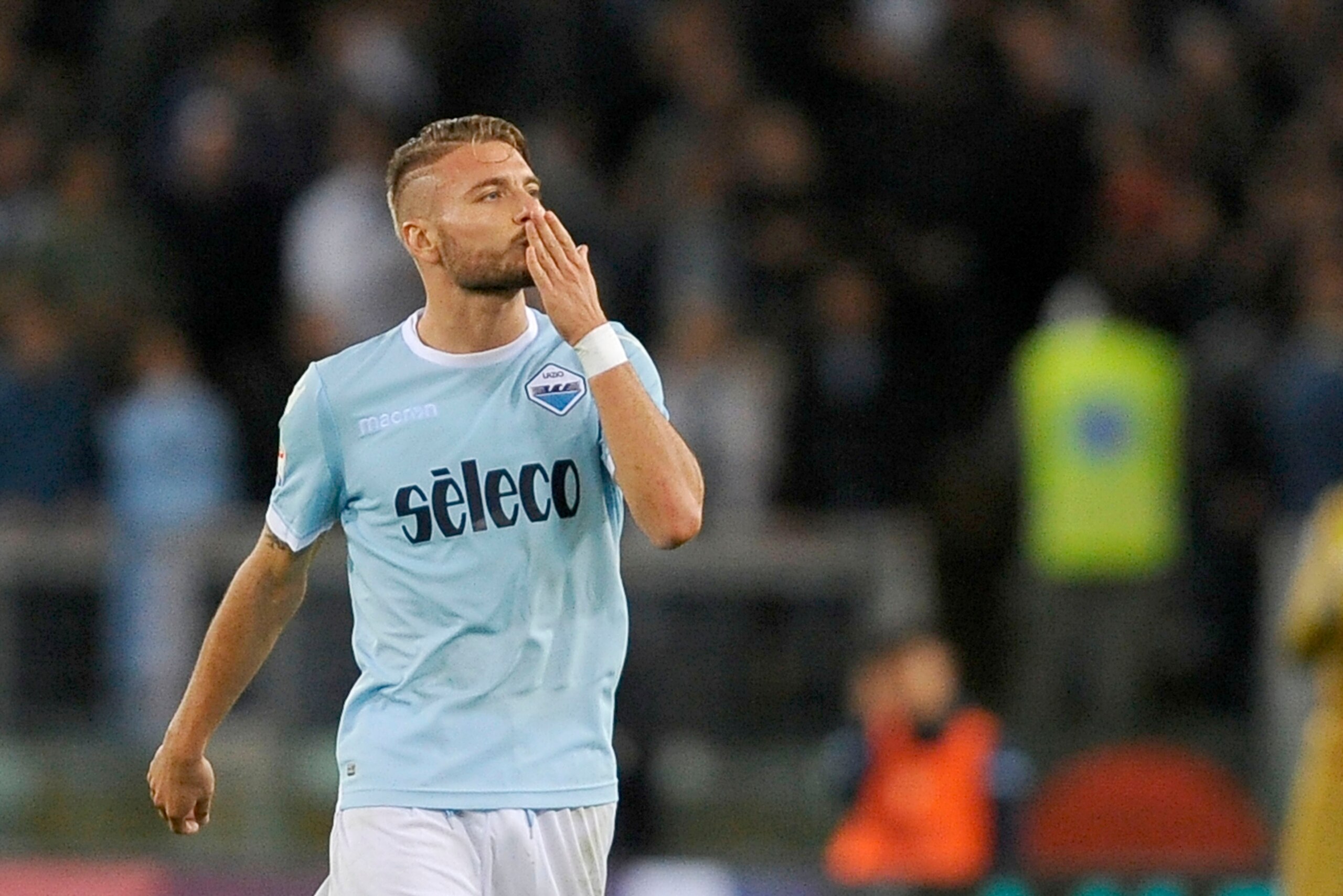 ROME, ROMA - OCTOBER 22:  Ciro Immobile of SS Lazio celebrates a second goal during the Serie A match between SS Lazio and Cagliari Calcio at Stadio Olimpico on October 22, 2017 in Rome, Italy.  (Photo by Marco Rosi/Getty Images)