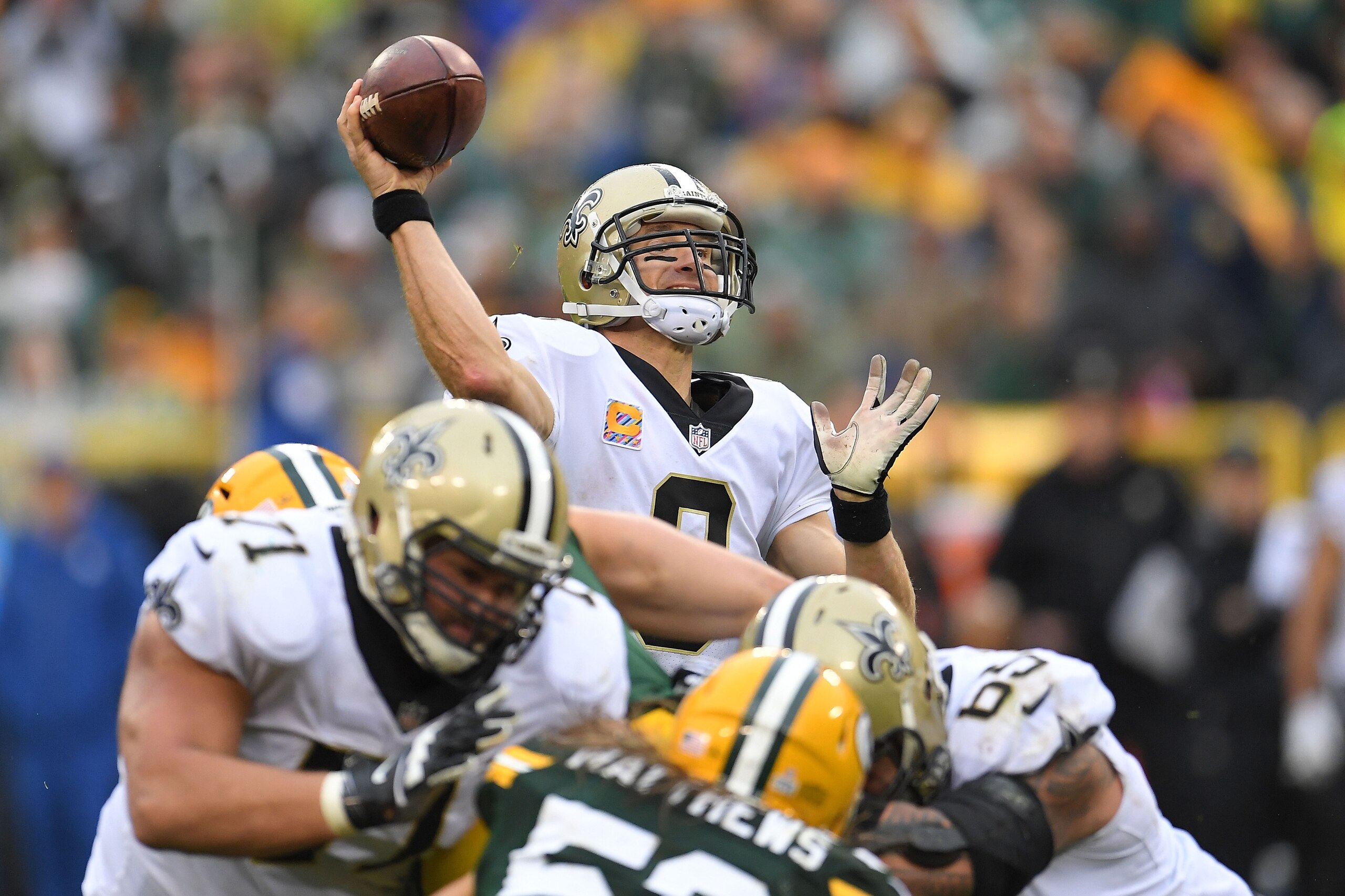 GREEN BAY, WI - OCTOBER 22:  Drew Brees #9 of the New Orleans Saints throws a pass against the Green Bay Packers at Lambeau Field on October 22, 2017 in Green Bay, Wisconsin.  The Saints defeated the Packers 26-17.   (Photo by Stacy Revere/Getty Images)