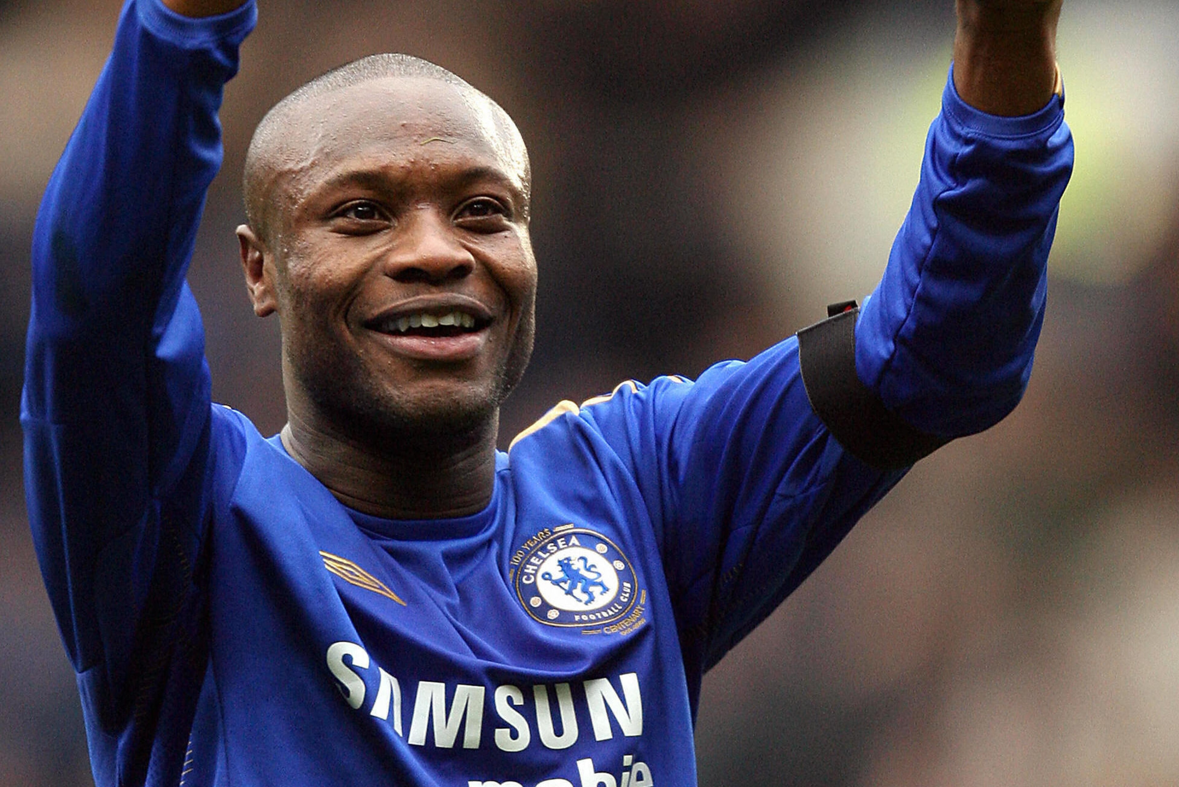 London, UNITED KINGDOM:  (FILES) - A picture shows Chelsea's William Gallas saluting the crowd at the final whistle after he scored the winning goal in extra time during the English Premiership game between Chelsea and Tottenham Hotspur at Stamford Bridge