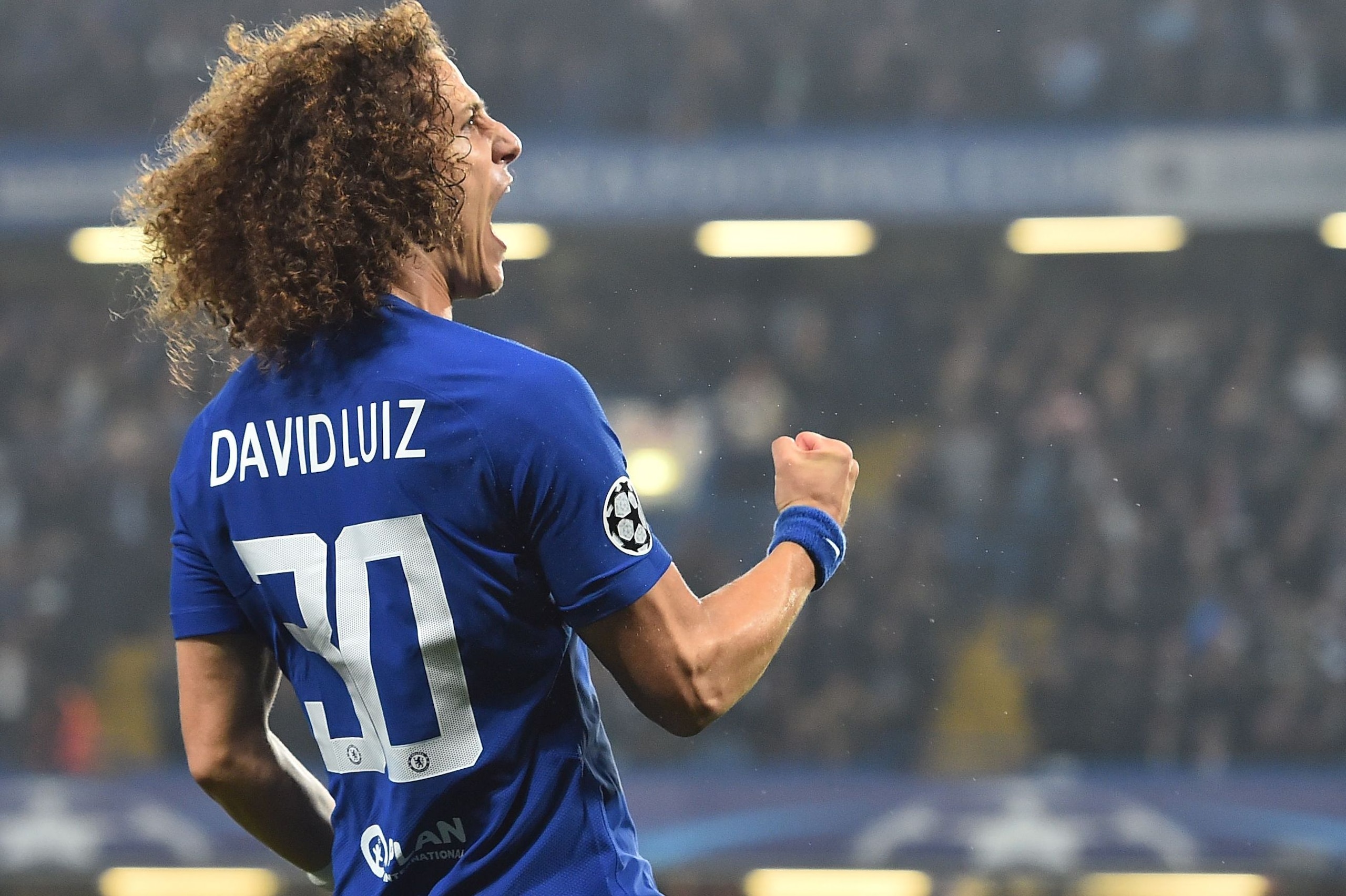 Chelsea's Brazilian defender David Luiz celebrates after scoring during a UEFA Champions league group stage football match between Chelsea and Roma at Stamford Bridge in London on October 18, 2017. / AFP PHOTO / Glyn KIRK (Photo credit should read Chelsea's Brazilian defender David Luiz celebrates after scoring during a UEFA Champions league group stage football match between Chelsea and Roma at Stamford Bridge in London on October 18, 2017. / AFP PHOTO / Glyn KIRK (Photo credit should read