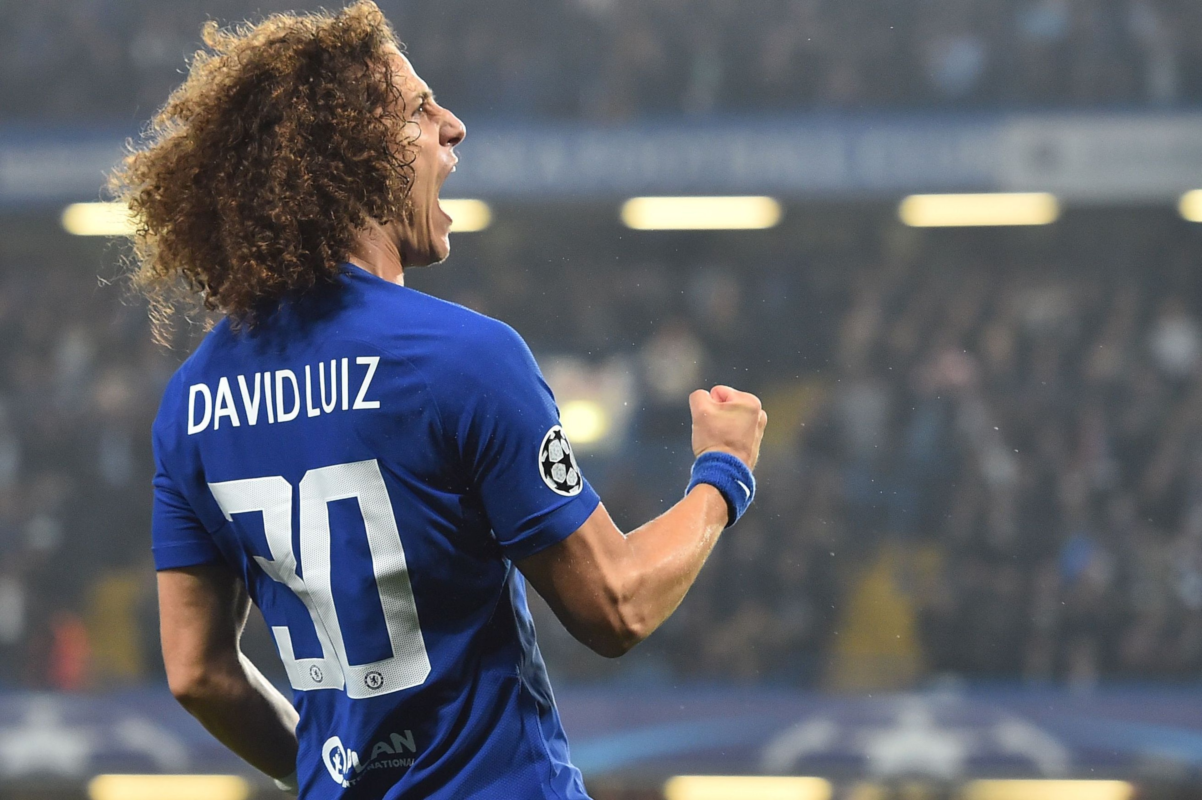 Chelsea's Brazilian defender David Luiz celebrates after scoring during a UEFA Champions league group stage football match between Chelsea and Roma at Stamford Bridge in London on October 18, 2017. / AFP PHOTO / Glyn KIRK        (Photo credit should read 