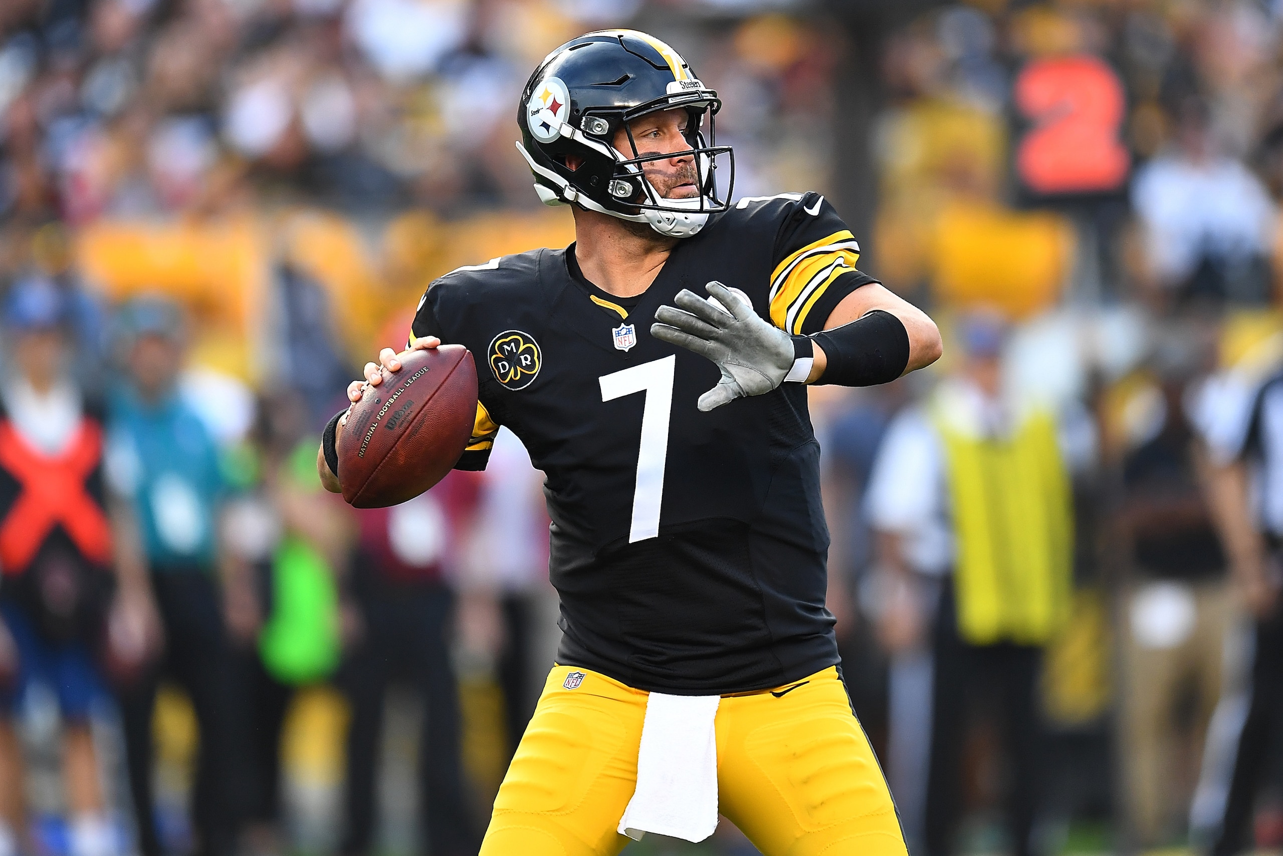 PITTSBURGH, PA - OCTOBER 22: Ben Roethlisberger #7 of the Pittsburgh Steelers drops back to pass in the first half during the game against the Cincinnati Bengals at Heinz Field on October 22, 2017 in Pittsburgh, Pennsylvania. (Photo by Joe Sargent/Getty I