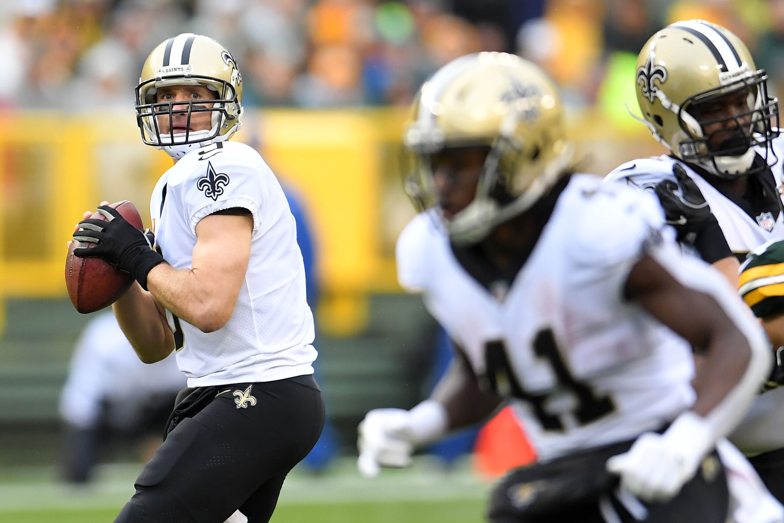 GREEN BAY, WI - OCTOBER 22:  Drew Brees #9 of the New Orleans Saints drops back to pass during the first quarter against the Green Bay Packers at Lambeau Field on October 22, 2017 in Green Bay, Wisconsin.  (Photo by Stacy Revere/Getty Images)